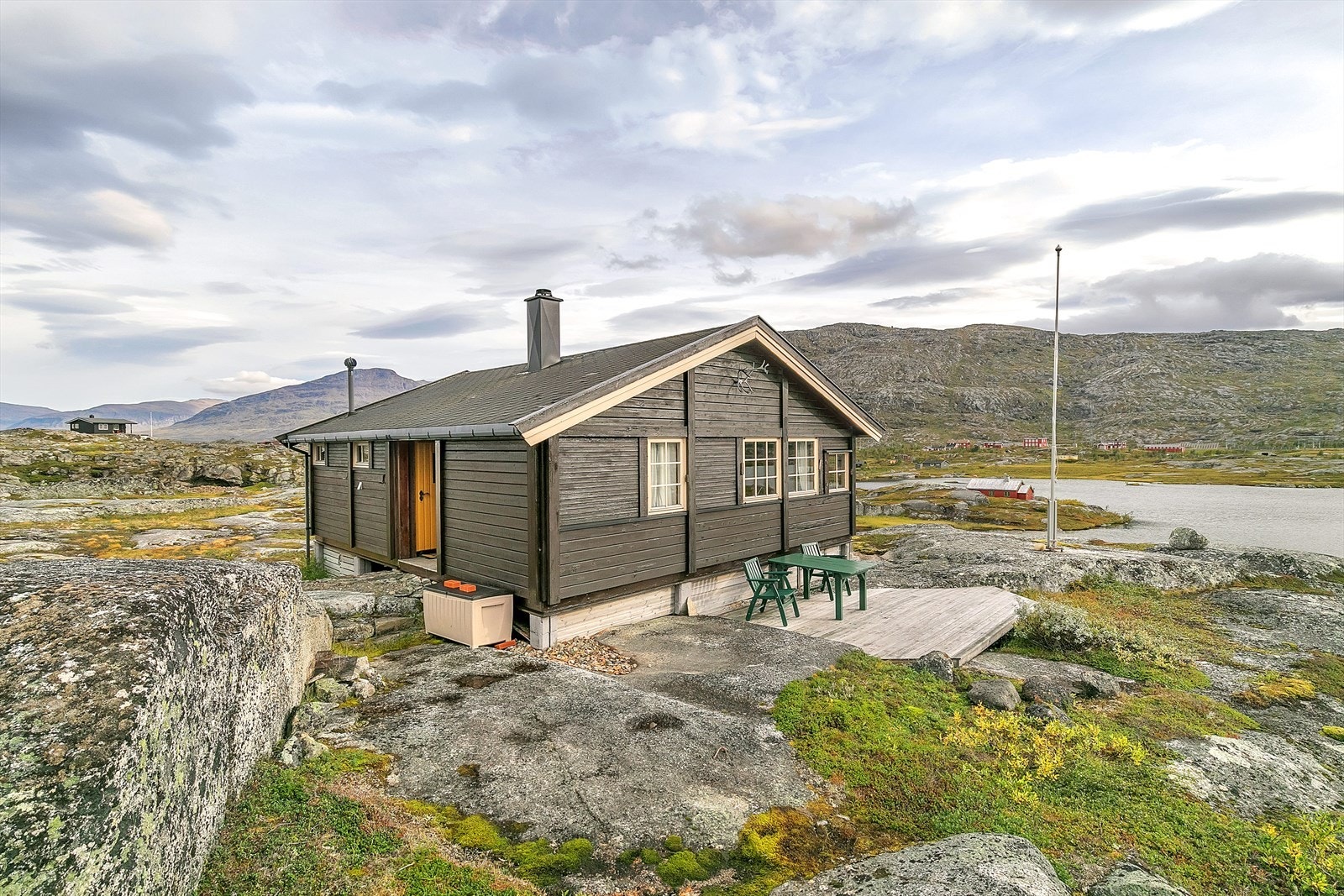 Parkering ved E 10 og sti frem til eiendommen. Sommerparkering ved veien til Bjørnfjell stasjon. Galleribilde