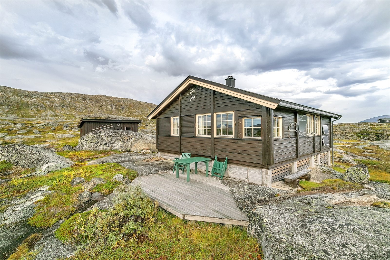 Naturtomt som er pent opparbeidet med terrasse innfelt i terrenget. Galleribilde