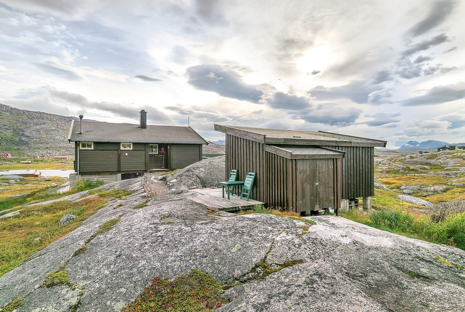 Eiendommen består av en fritidsbolig og uthus. Galleribilde