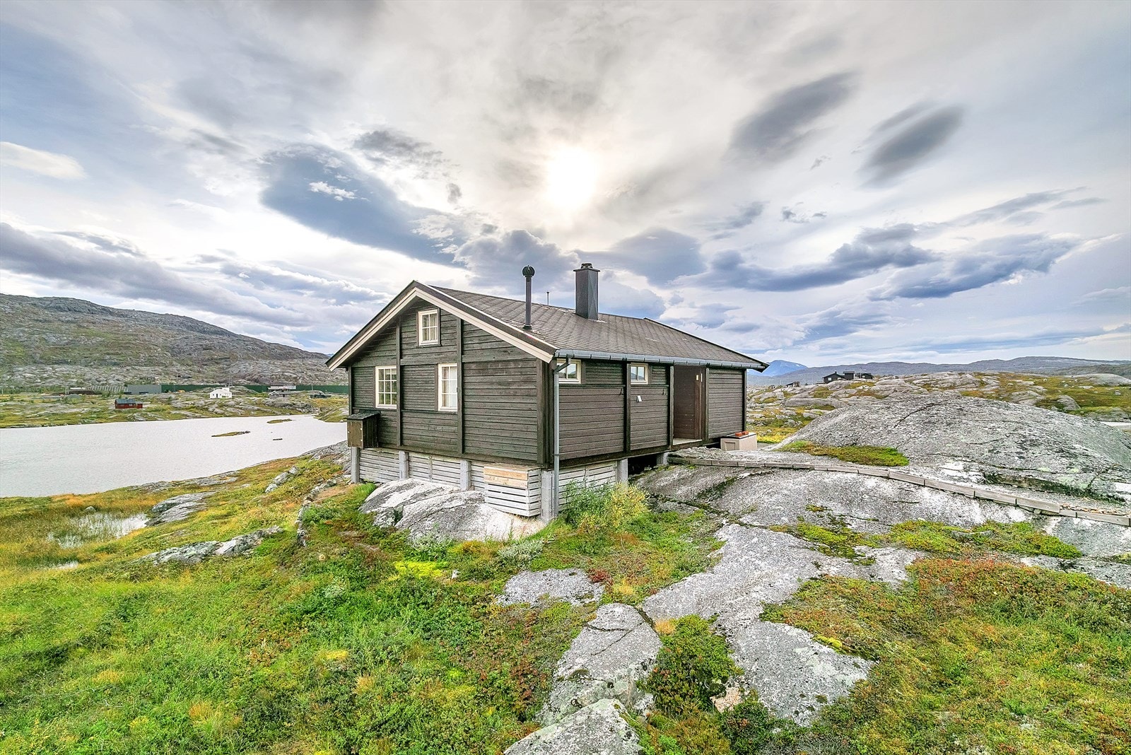 Det er ca 600 meter avstand til Bjørnfjell stasjon. Galleribilde