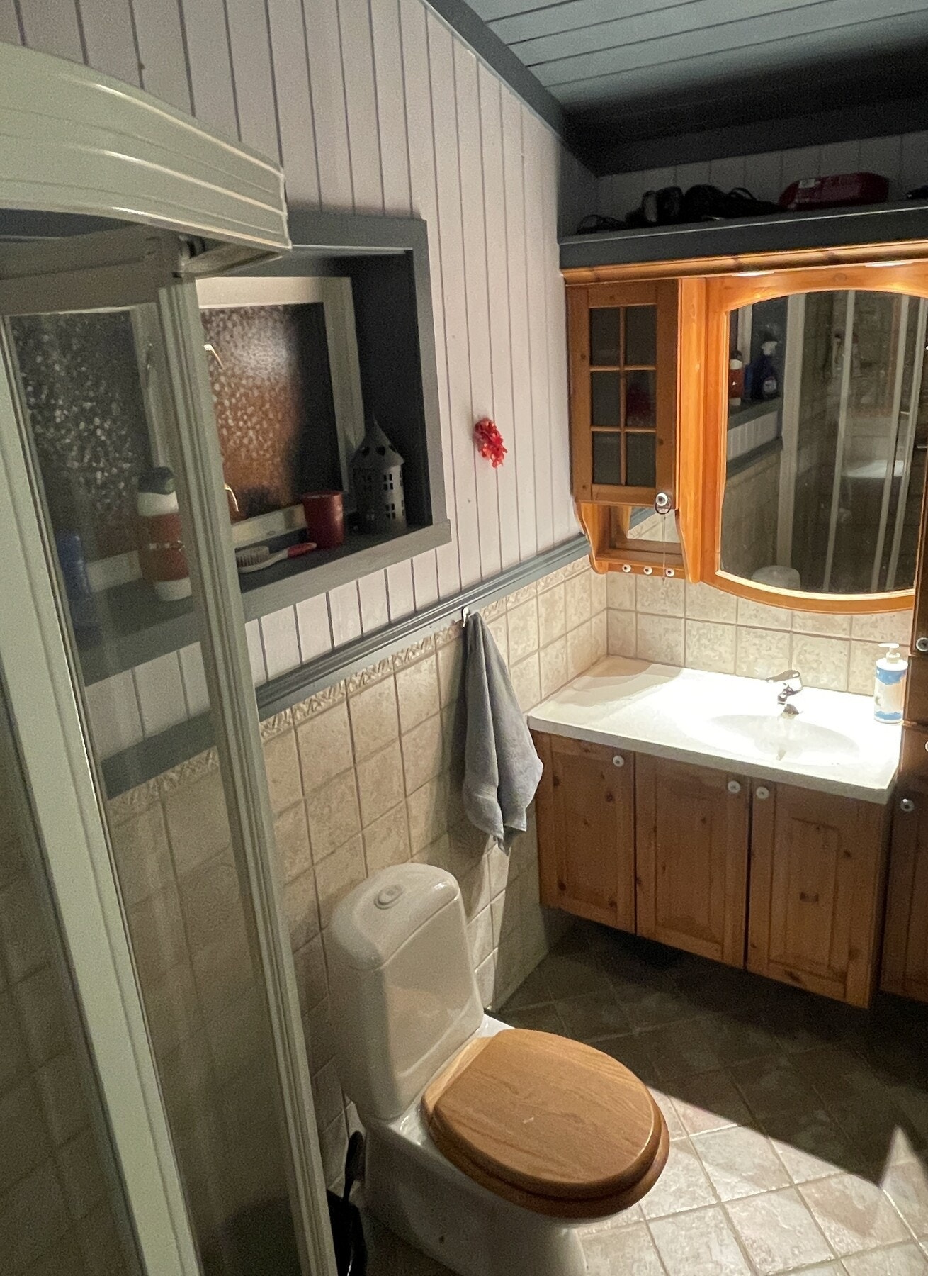 Utstyrt med toalett, servant med tilhørende baderomsinnredning, dusjkabinett og opplegg for vaskemaskin. Galleribilde