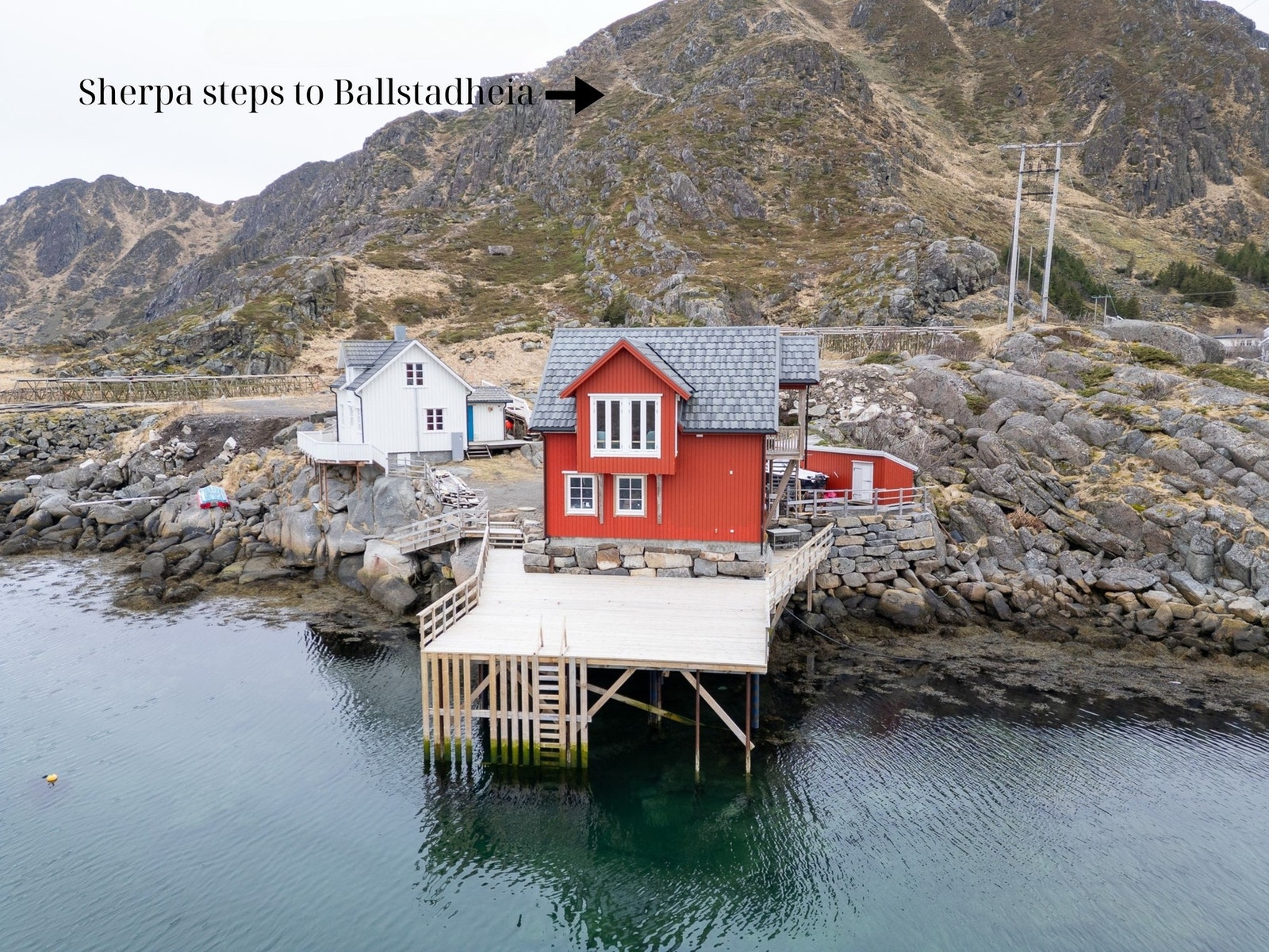Med Ballstadheia i bakgrunnen har lett tilgang til sherpatrappen opp til toppen. Galleribilde