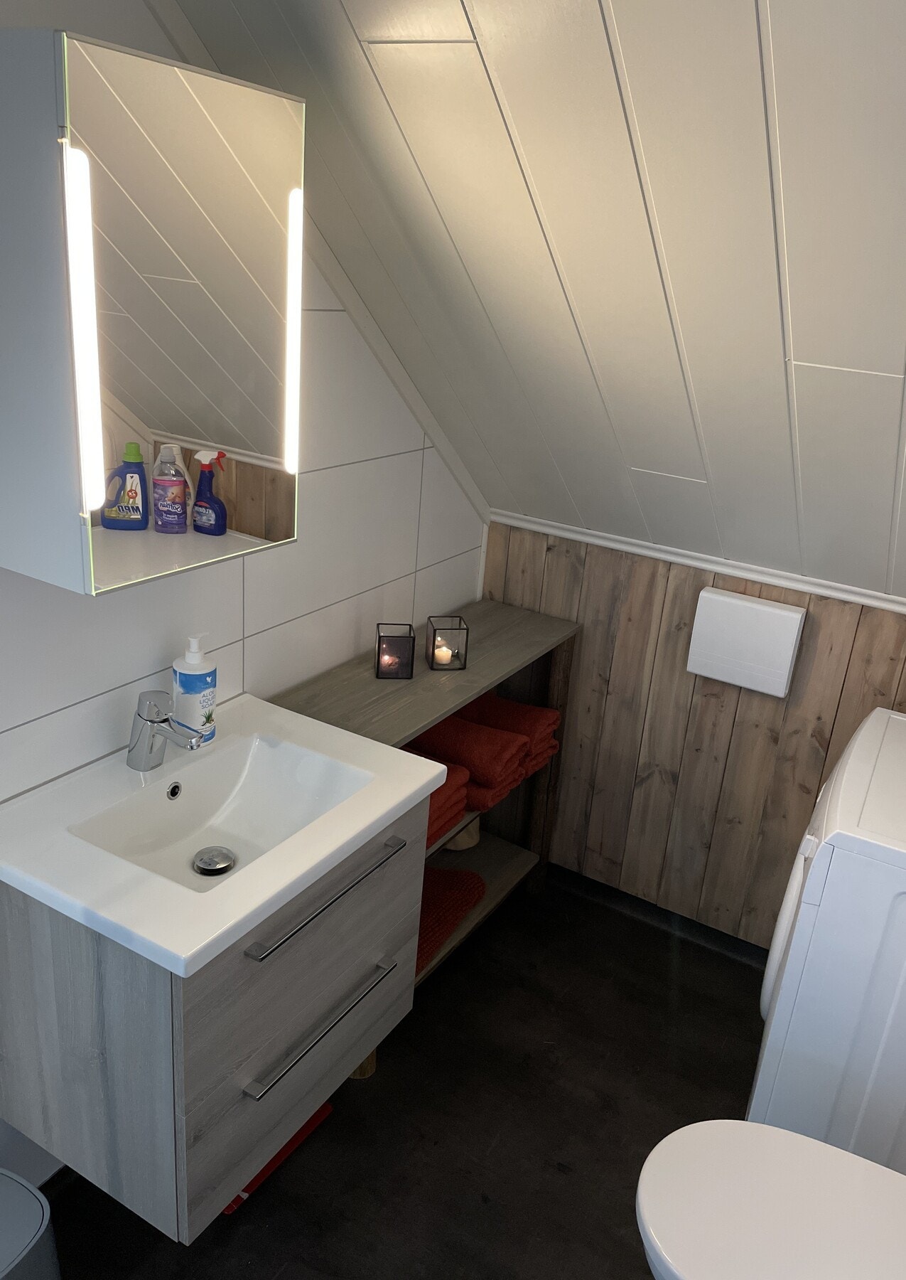 Badet har et stilrent og passende preg med belegg på gulv og tidløse baderomsplater på vegg. Galleribilde