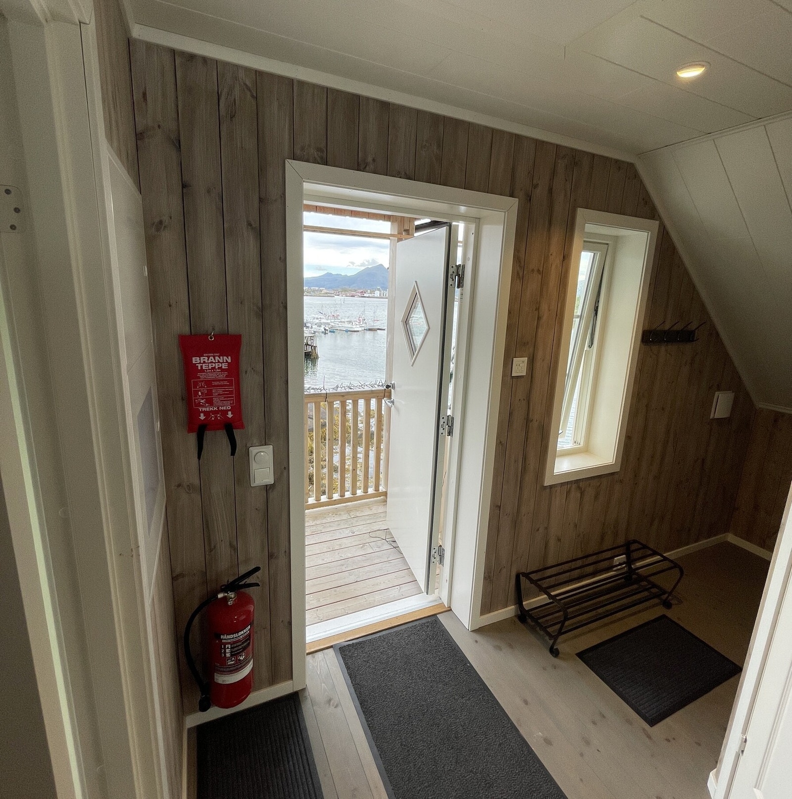 Romslig og innbyende entre som gir godt med lagringsplass. Spotter i taket sikrer god belysning. Galleribilde