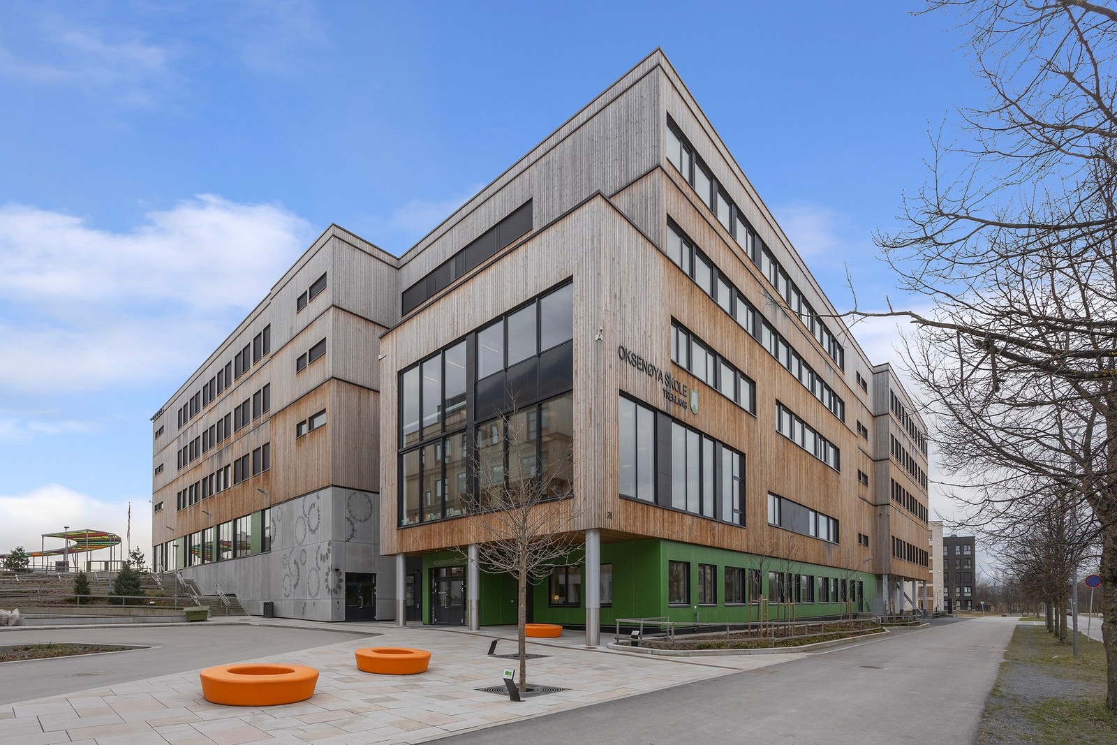 Meget barnevennlig beliggenhet. Rett ved leiligheten ligger Oksenøya skole. Galleribilde