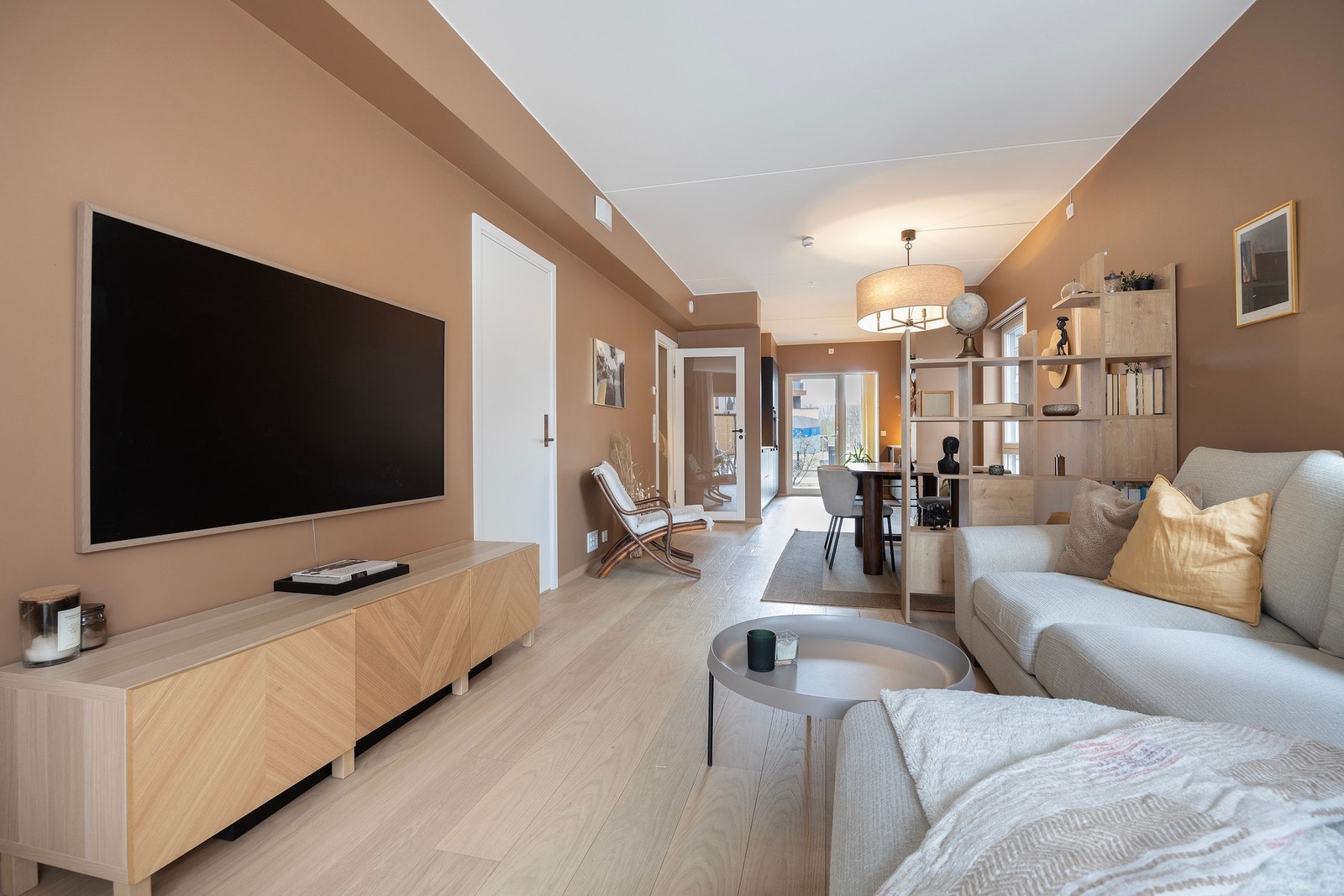 Leiligheten har en høy standard på overflater og innredninger. Vannbåren gulvvarme og balansert ventilasjon. Galleribilde