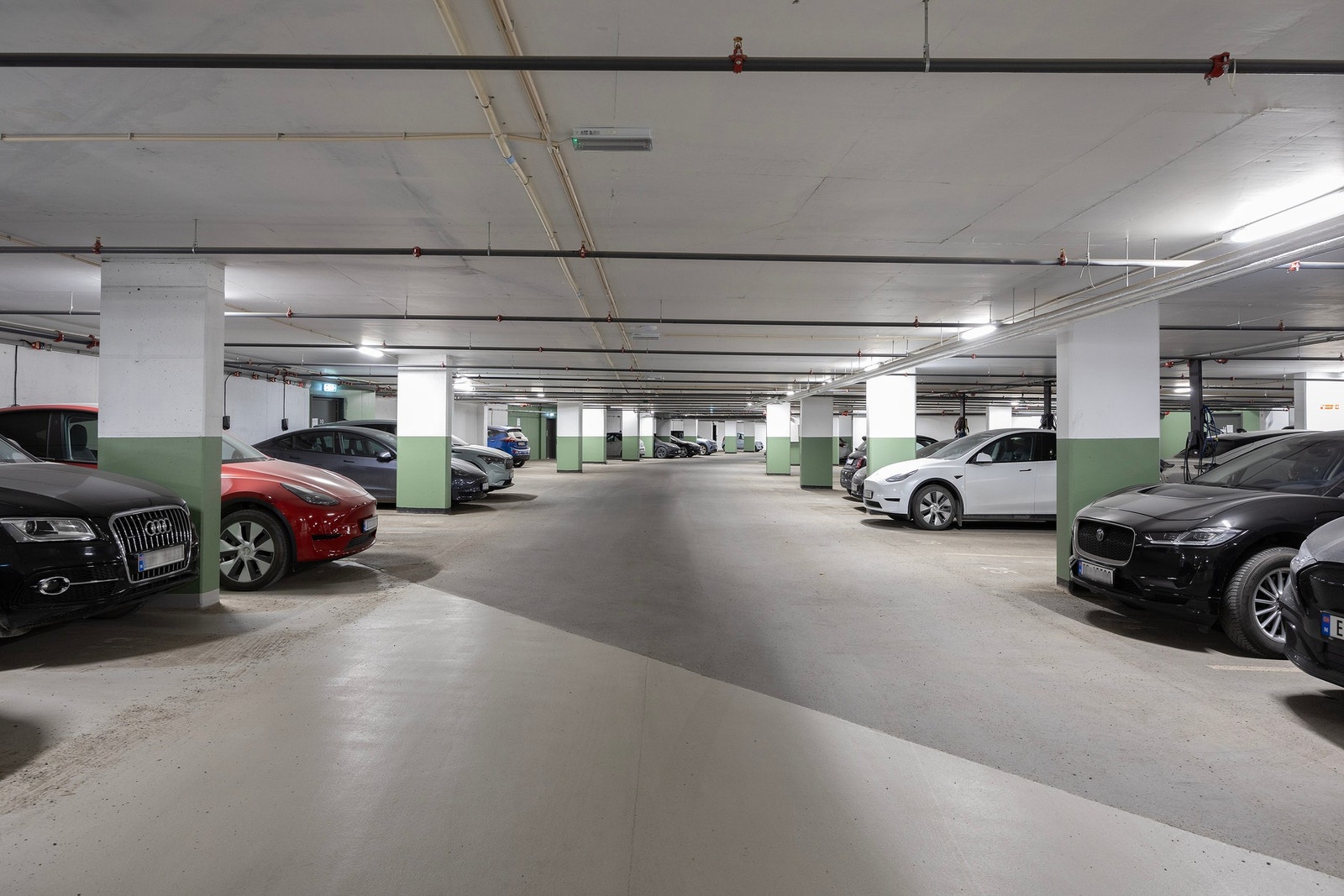 Nåværende eier leier garasjeplass med elbillader til kr 1750,- pr mnd. Ny eier kan overta plassen hvis ønskelig. Galleribilde