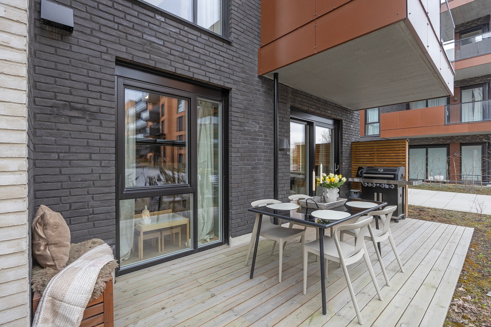 Det er mulig å etablere beplantning rundt begge terrassene. Se egen tegning. Galleribilde