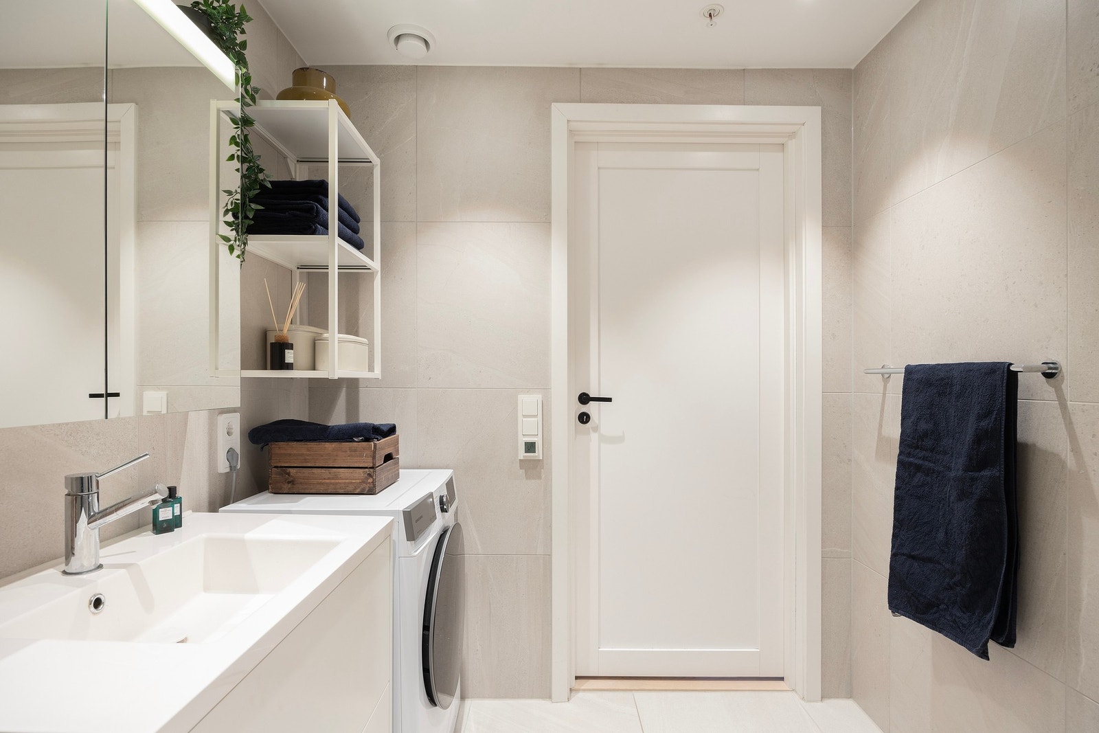 Gulvvarme, opplegg for vaskemaskin og downlights i taket. Galleribilde