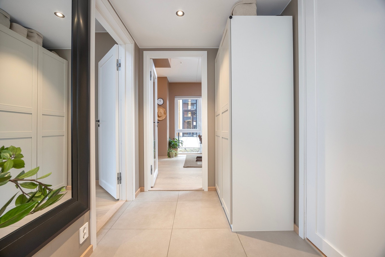Velkommen inn! Romslig entré med gulvfliser i storformat, downlights i taket og garderobeskap. Galleribilde