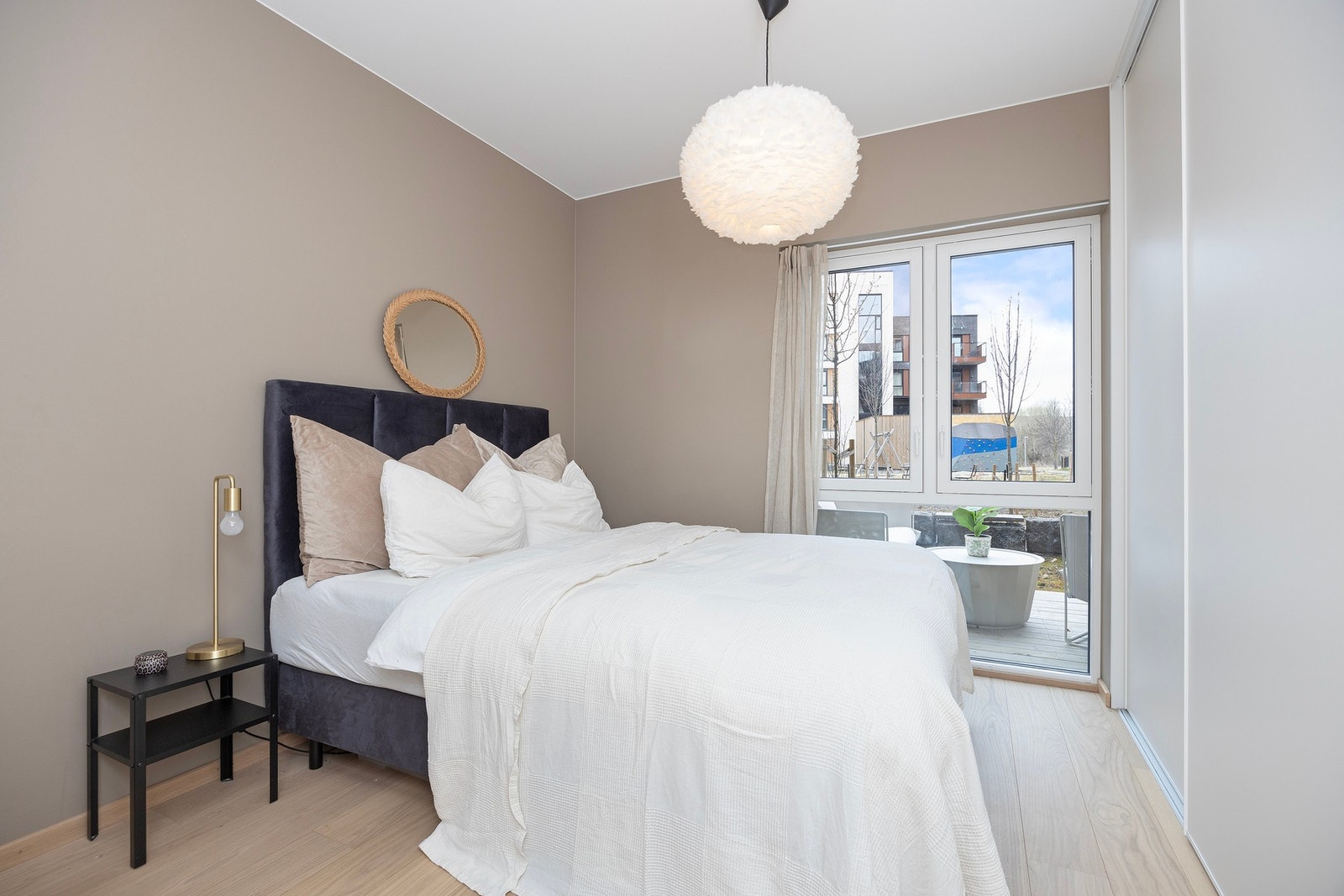 Romslig hovedsoverom med slette vegger og flotte gulv. Skyvedørsgarderobe. Galleribilde