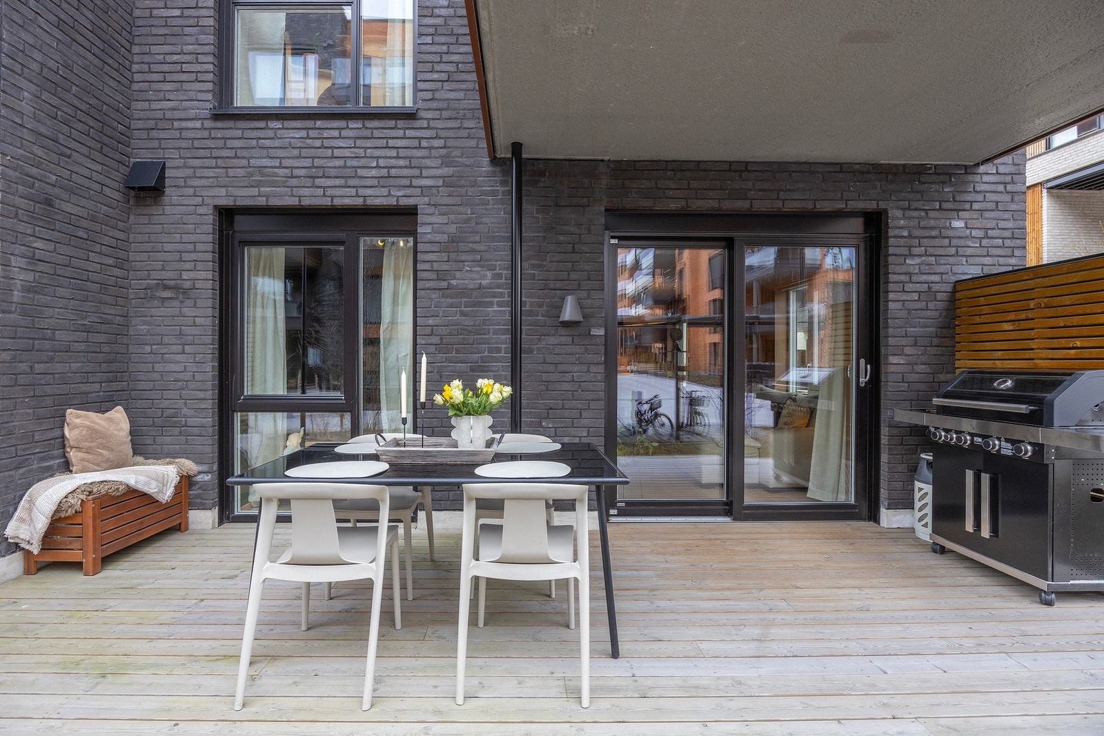 Romslig terrasse på 15 m2 med utgang fra stuen. Galleribilde