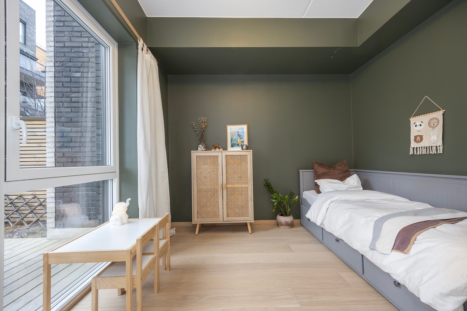 Soverom 2 holder også en høy standard med flotte gulv og slette malte veggflater. Galleribilde
