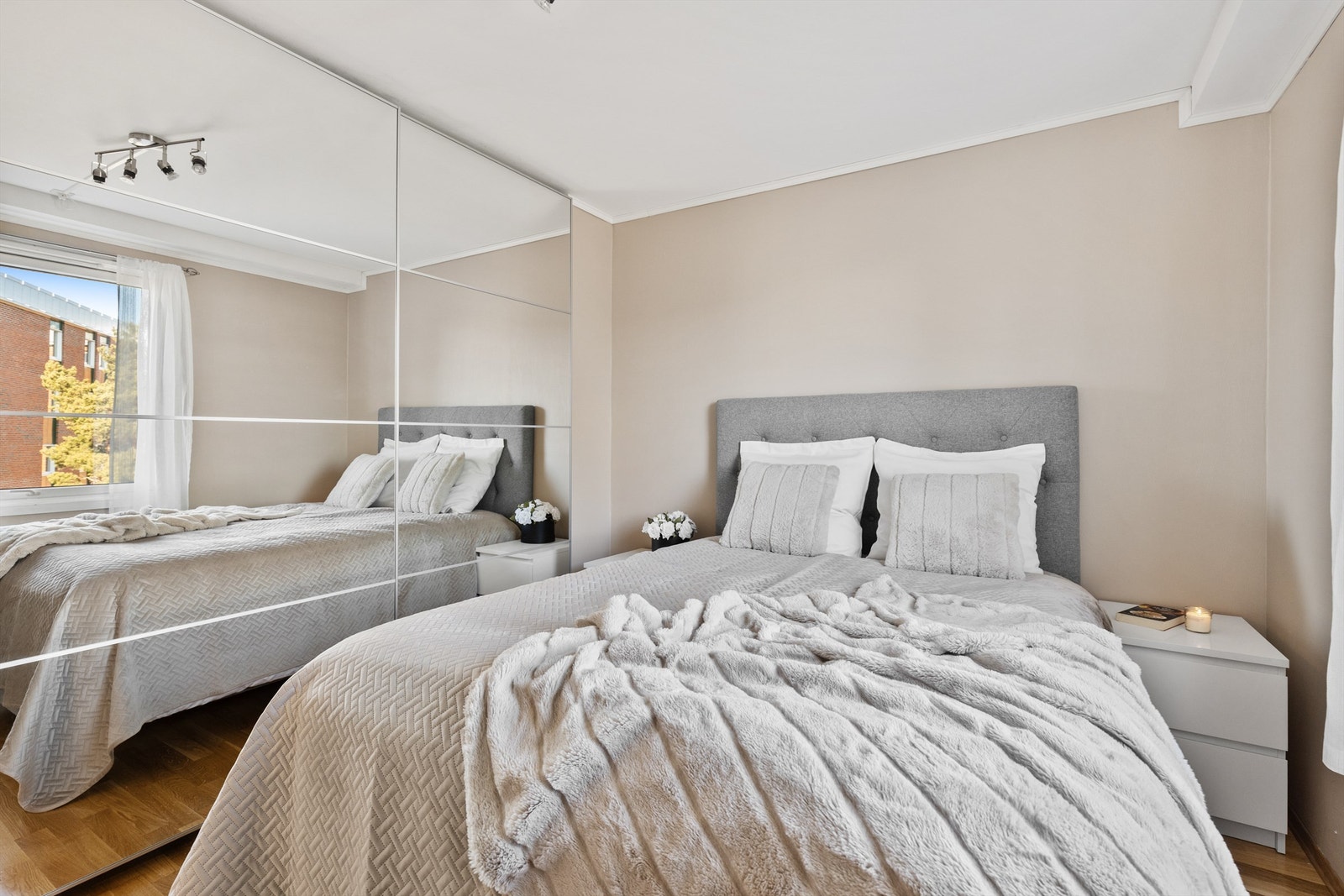Hovedsoverommet er av god størrelse med plass til å innrede med dobbeltseng og tilhørende nattbord. Det er rikelig med oppbevaringsplass i en romslig skyvedørsgarderobe. Galleribilde