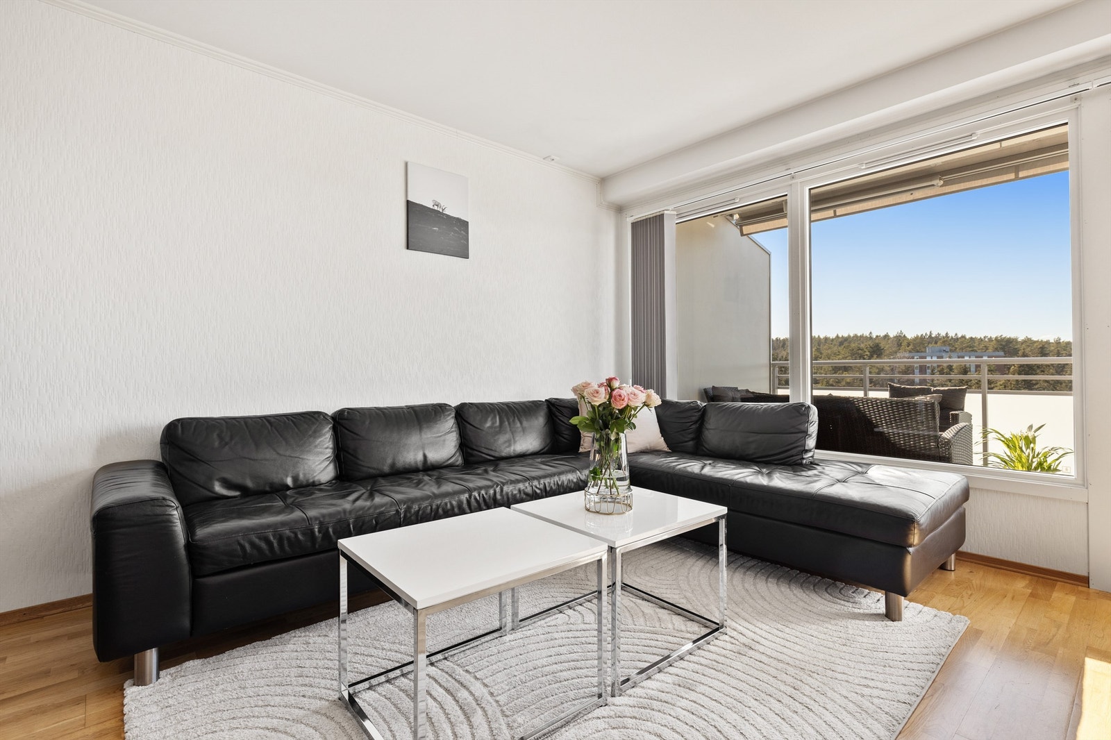 Fra stuen er det også utgang til en av boligens to balkonger. Galleribilde