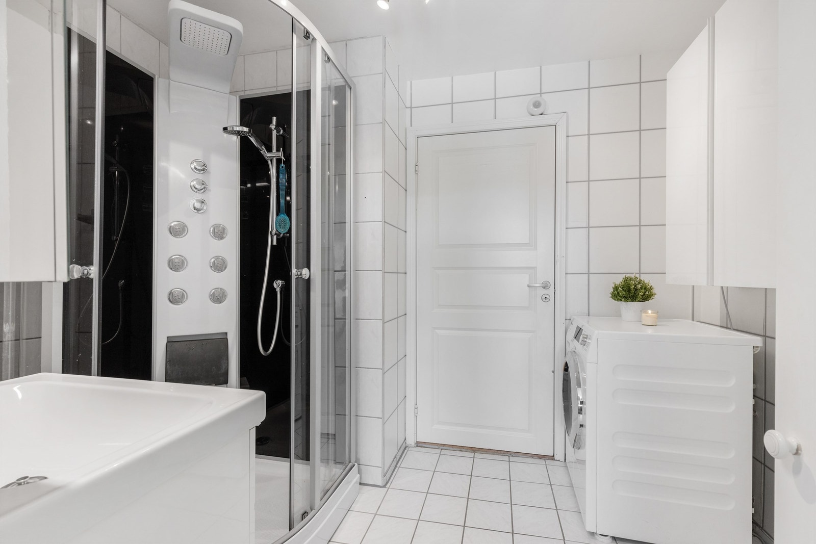 Badet er av god størrelse og er innredet med servant på innredning og dusjkabinett. Det er både plass og opplegg for vaskemaskin. Galleribilde