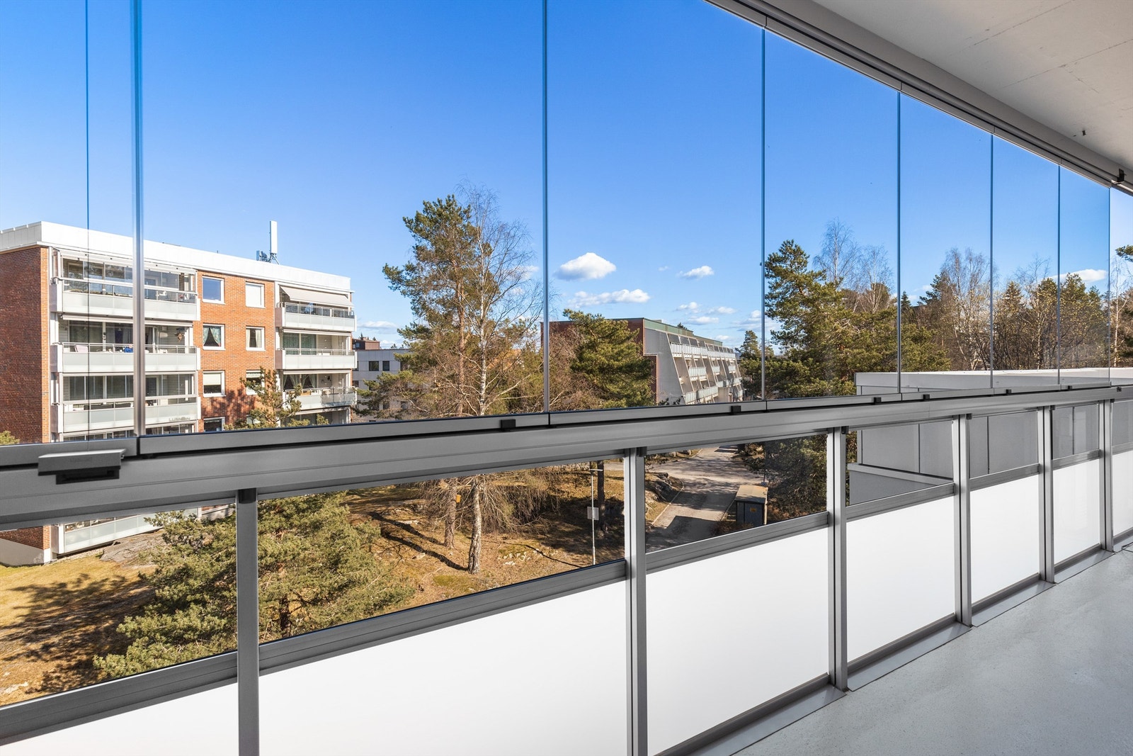 Balkongen er østvendt, som gjør at man kan nyte kaffen i deilig morgensol på årets varmere dager. Galleribilde