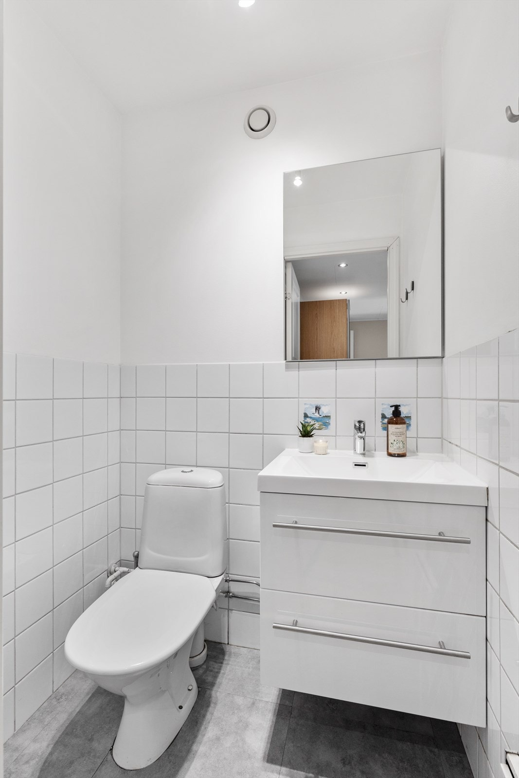 Boligen har også et praktisk, separat toalettrom som er innredet med klosett og servant på innredning. Galleribilde