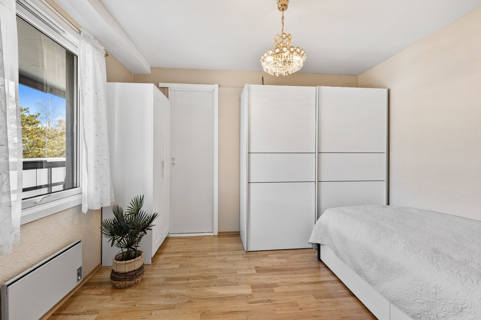 Det tredje soverommet er også av god størrelse, med plass til seng, nattbord og garderobeskap. Rommet passer ypperlig som gjesterom, barnerom eller kontor. Galleribilde