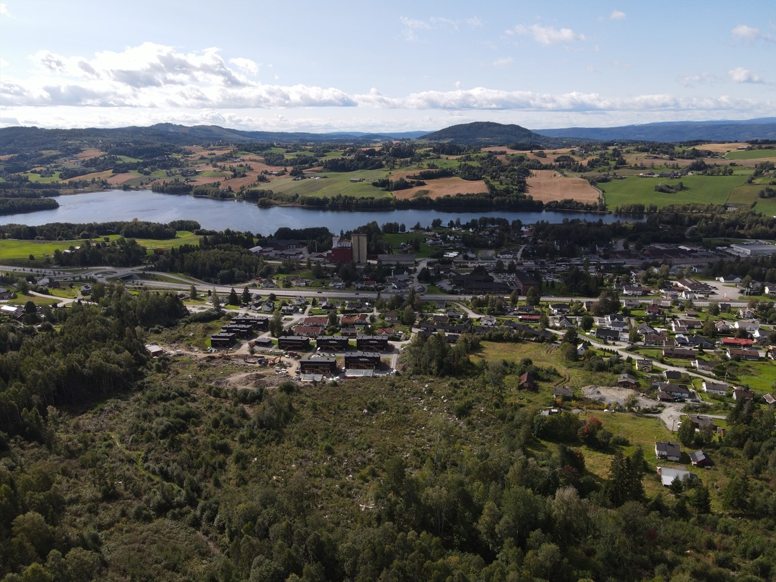 Kun et steinkast fra din nye eiendom finner du Jarenvannet, som byr på gode fiske- og bademuligheter! Galleribilde