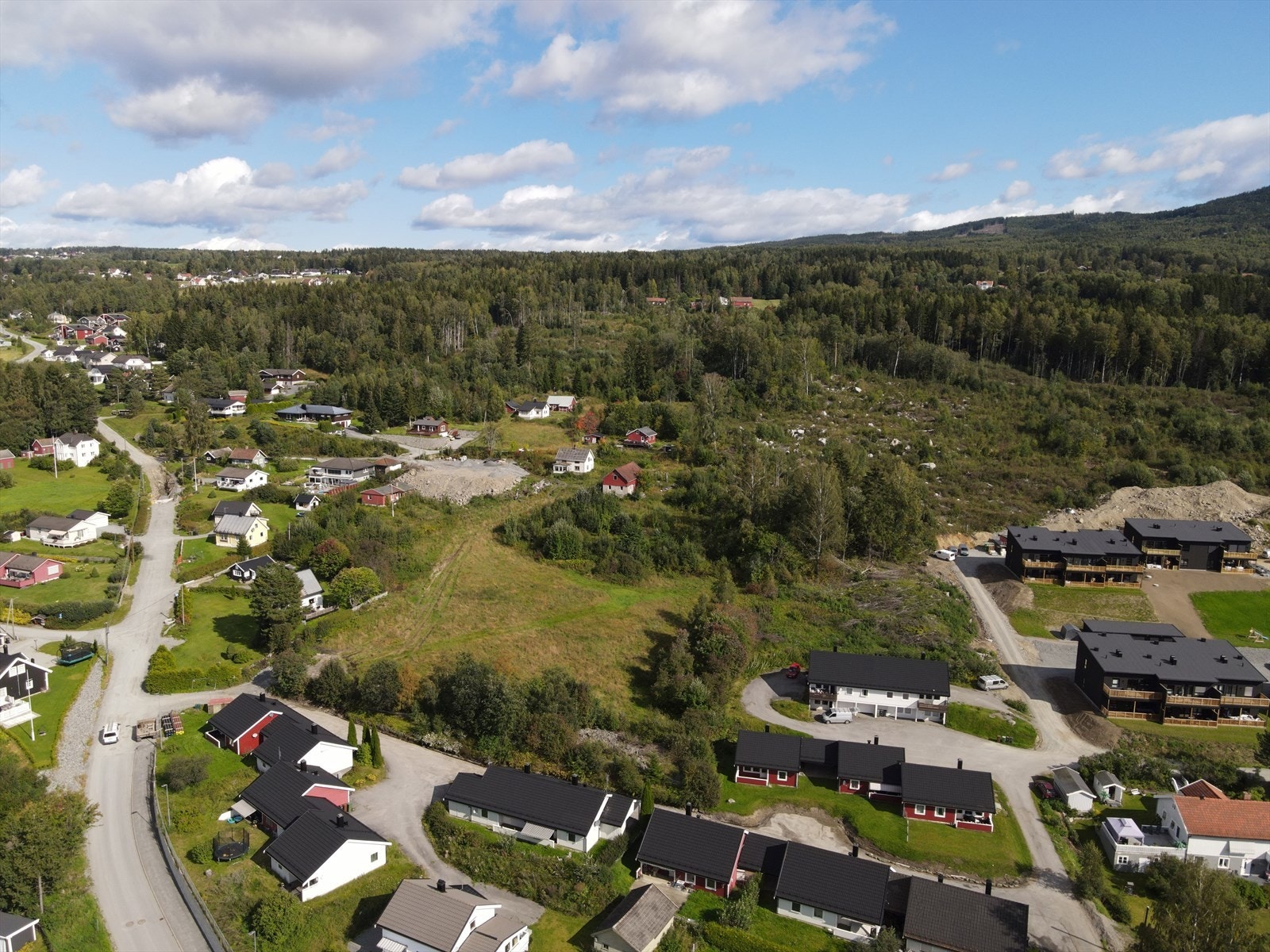 Fra eiendommene er det gangavstand til både skole, dagligvarebutikk og togstasjon. Galleribilde