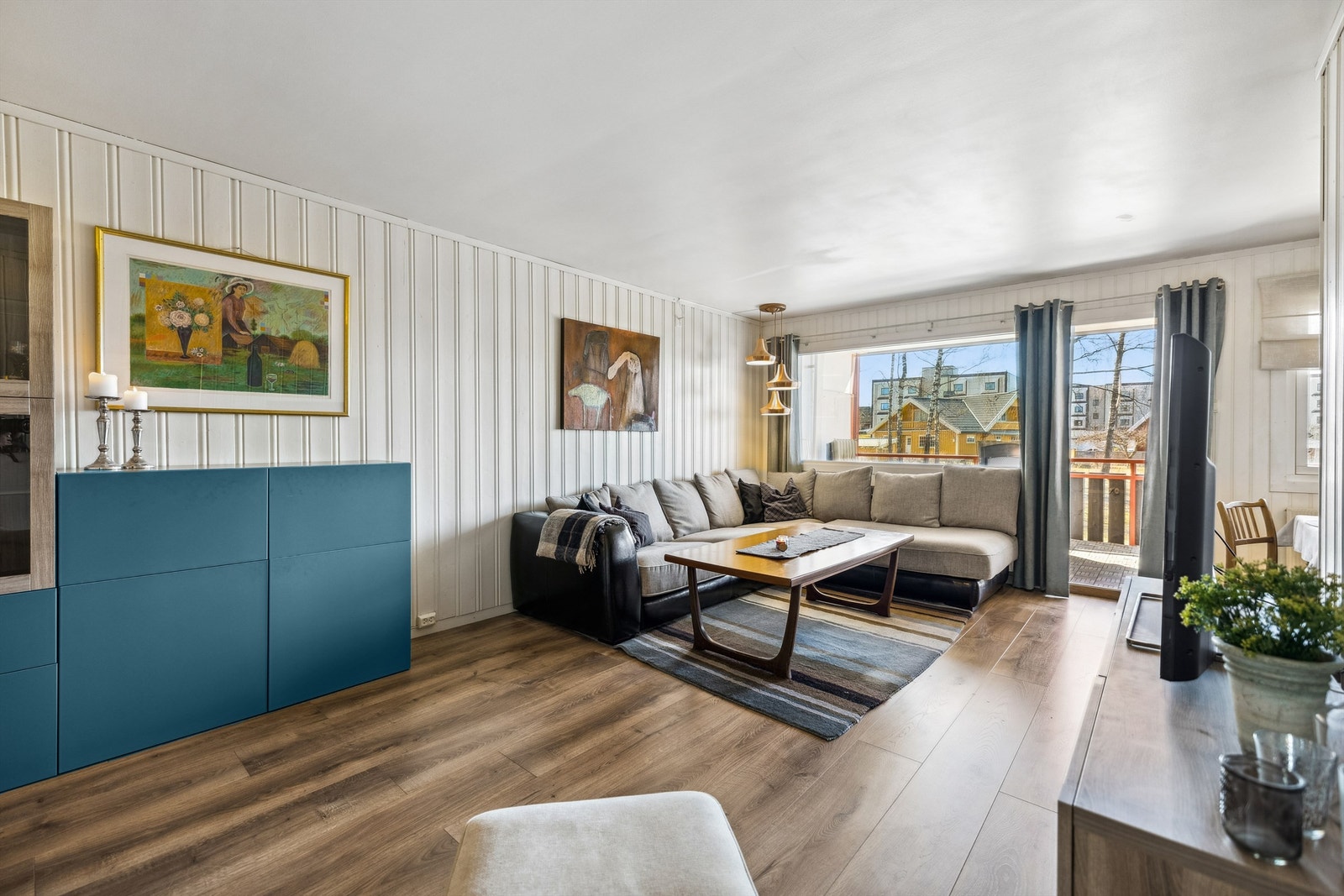 Fra stuen er det utgang til en overbygget balkong Galleribilde