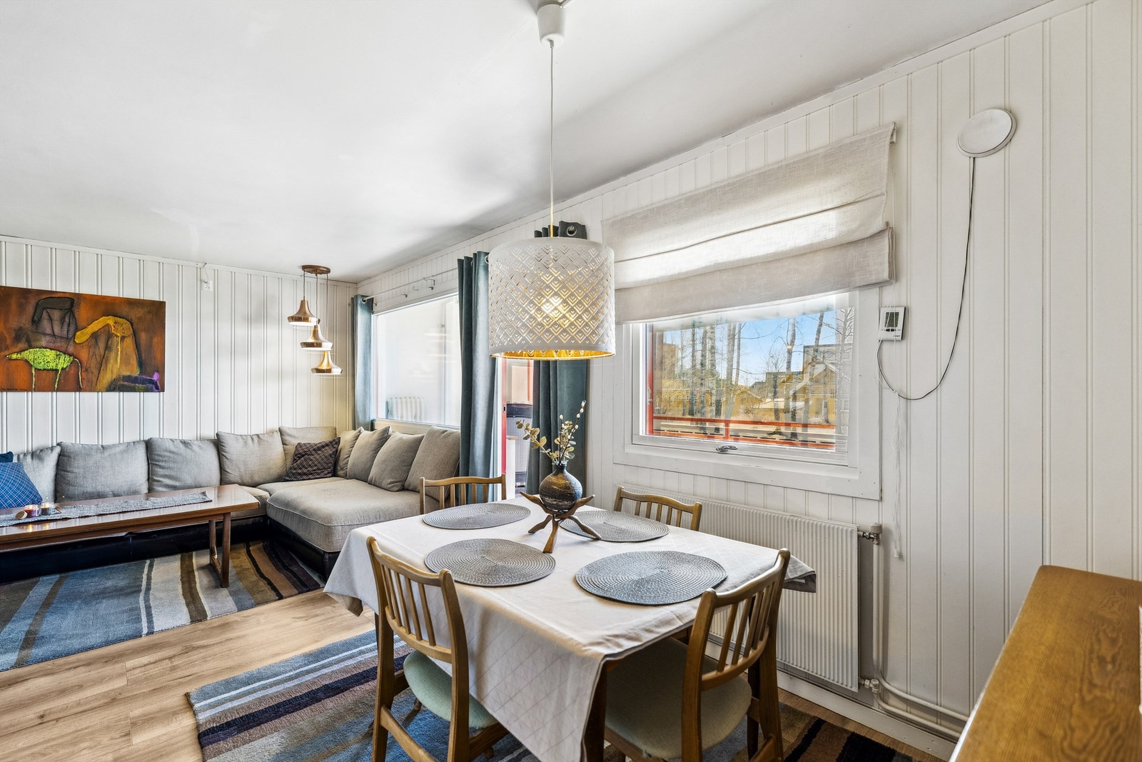 Stuen har fin plass til både spise- og sittegruppe. Galleribilde