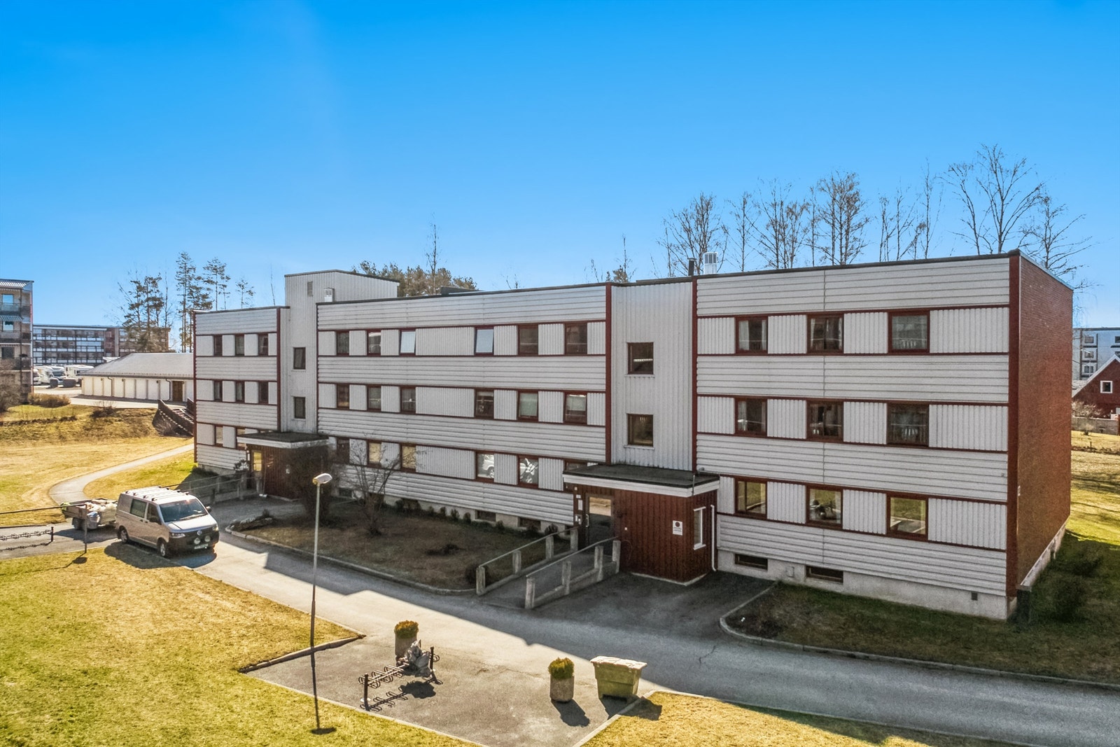 Leiligheten ligger i en høy 1.etasje Galleribilde