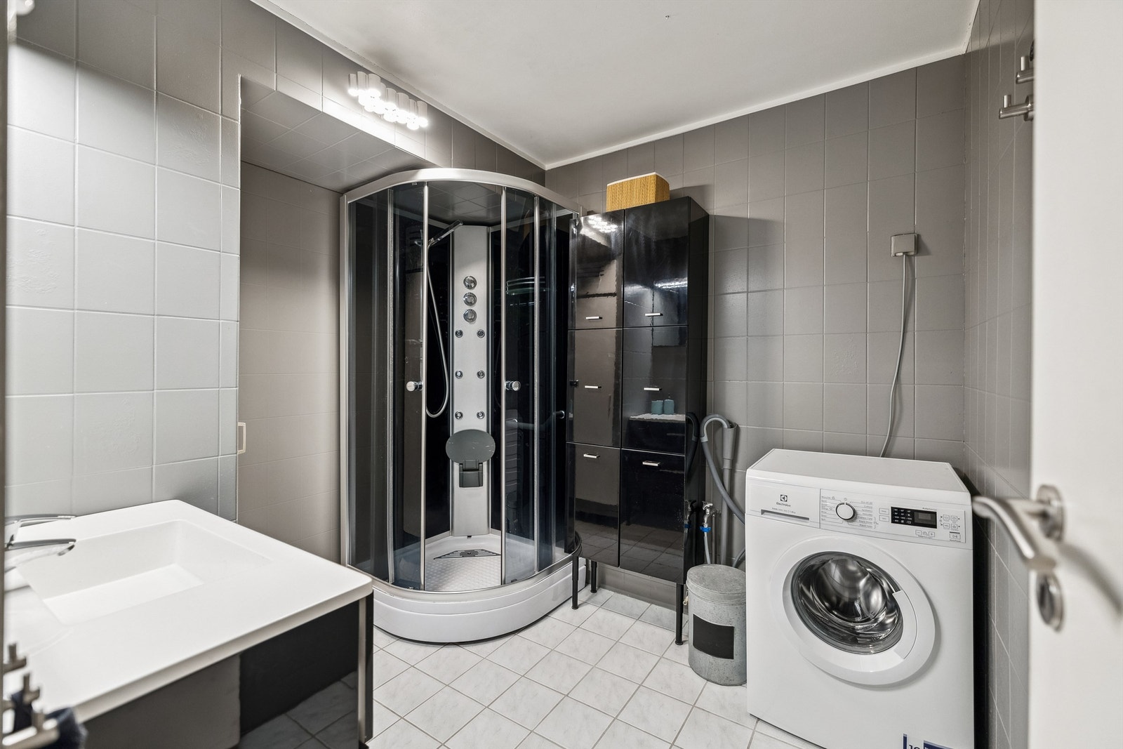 Pent, flislagt bad som ble oppgradert med ny innredning i 2015. Galleribilde