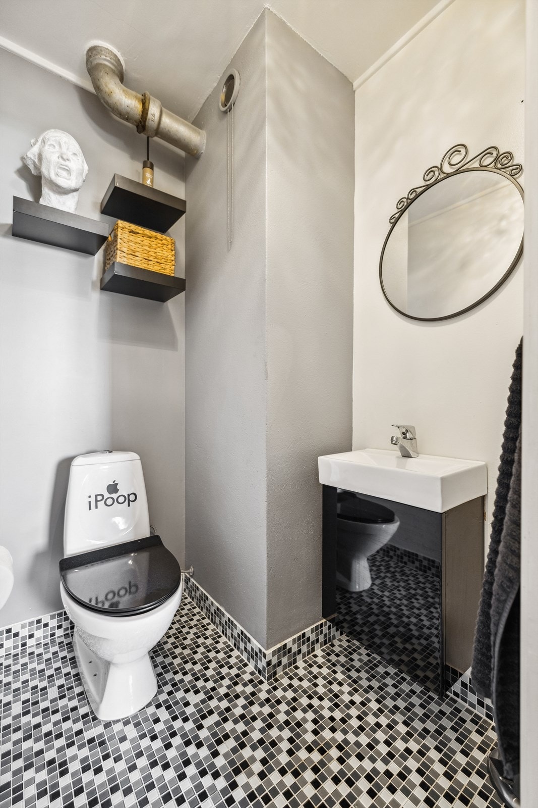 Praktisk toalettrom vegg-i-vegg med badet. Galleribilde