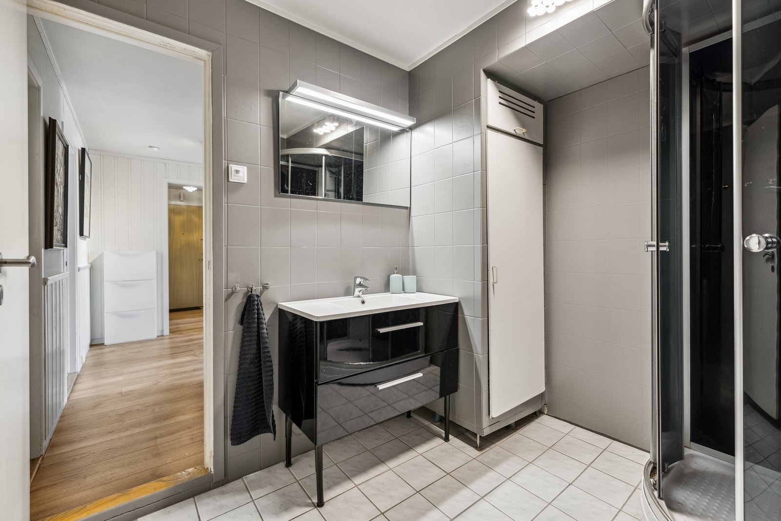 Badet fremstår i pene og moderne farger. Galleribilde