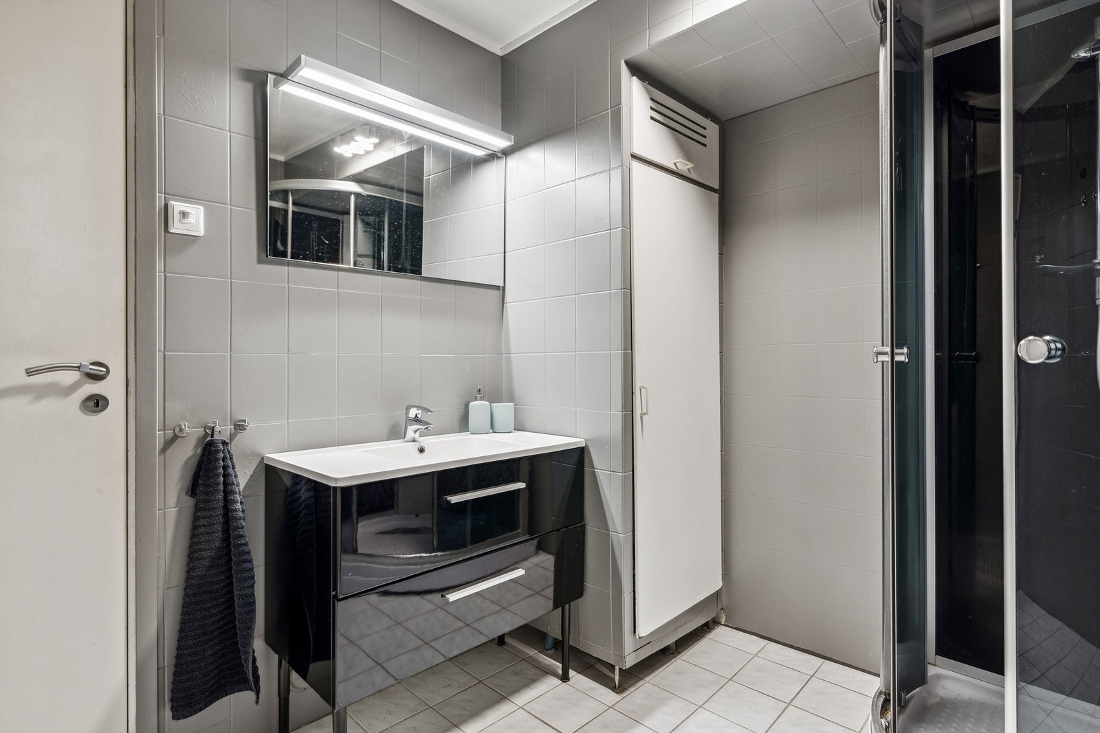 I høyskapet på badet er varmtvanntanken plassert. Galleribilde