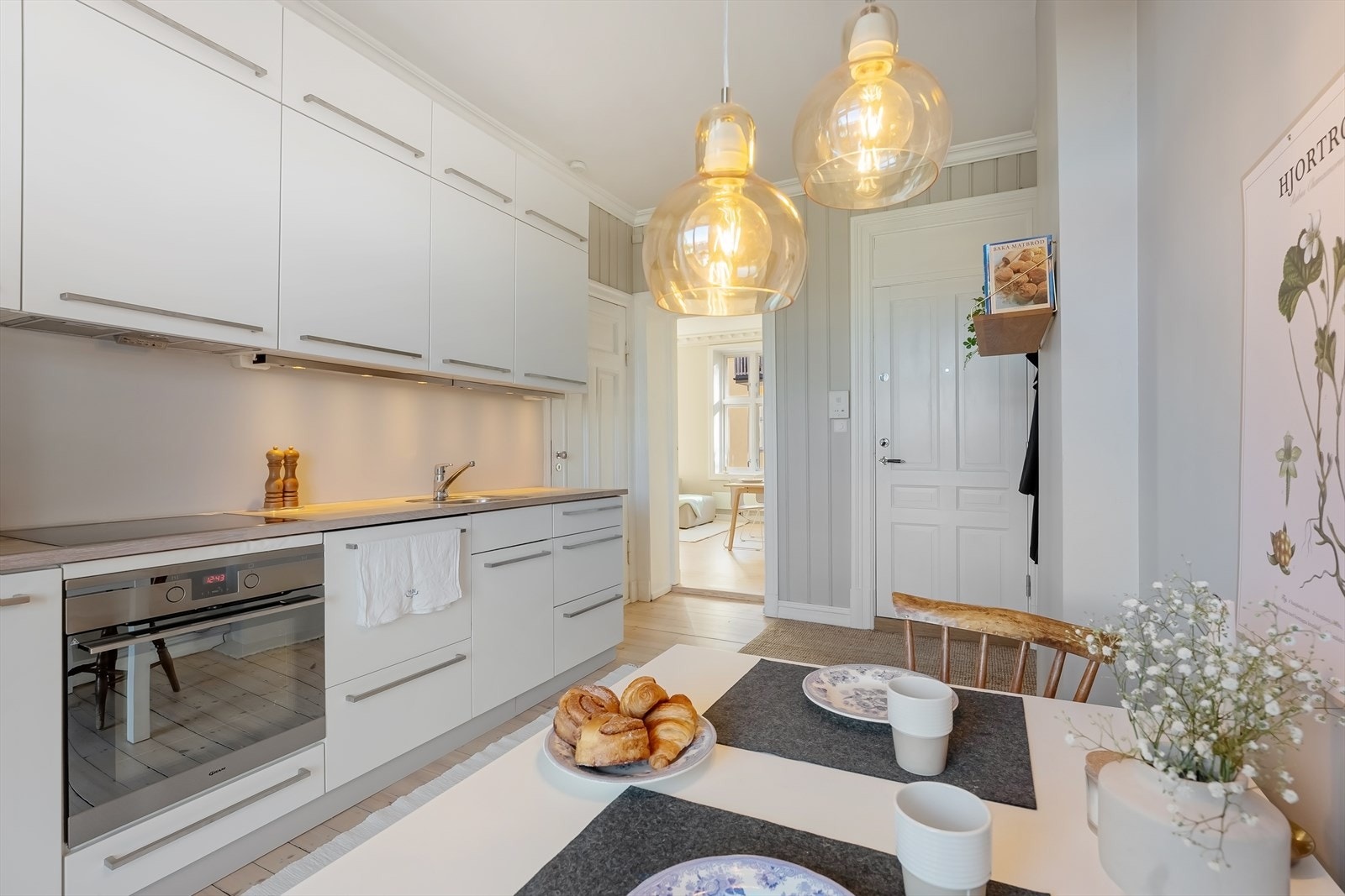 Plass til et hyggelig frokostbord i tilknytning til kjøkkenet. Galleribilde