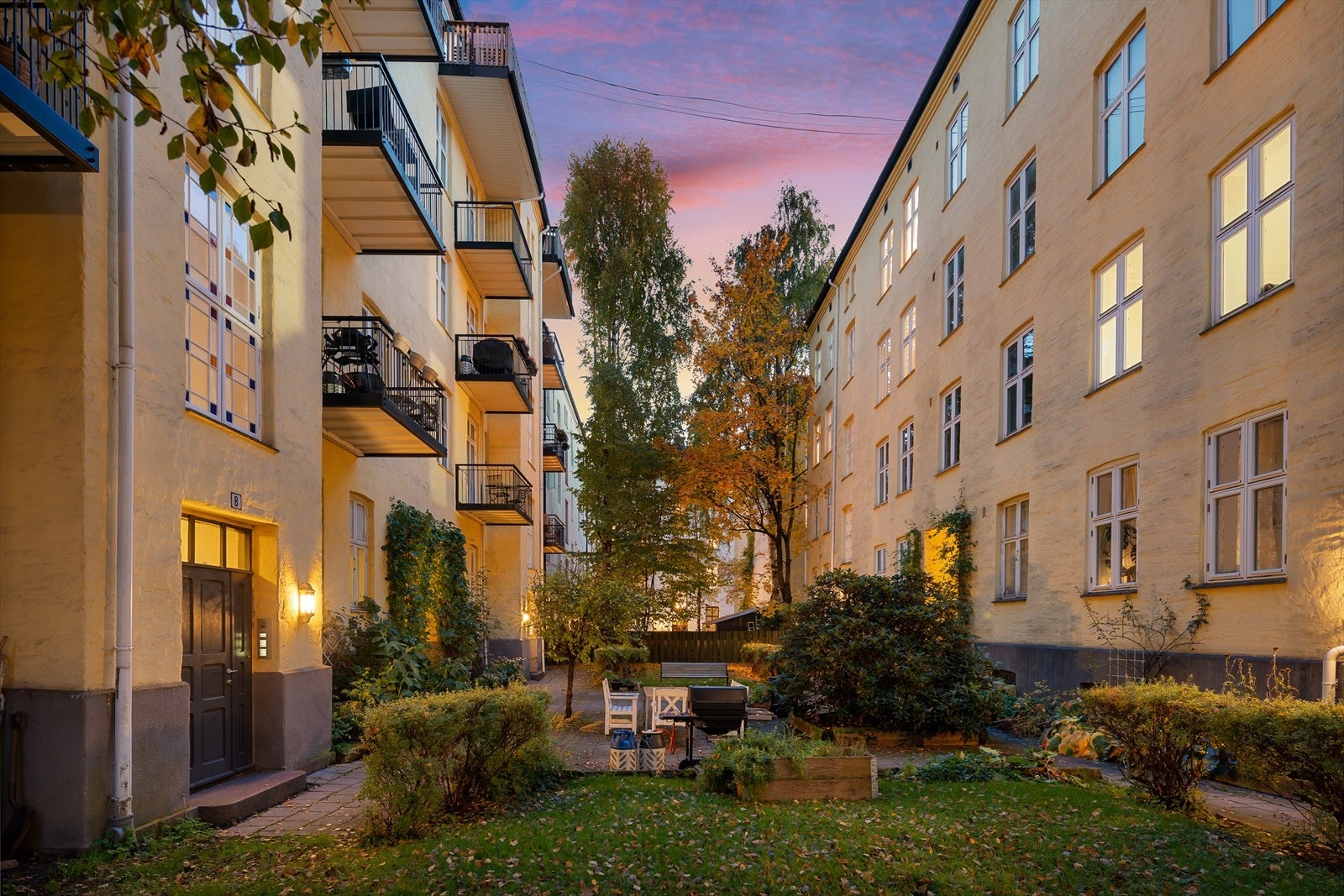 Pent opparbeidede utearealer i felles gårdsrom. Galleribilde