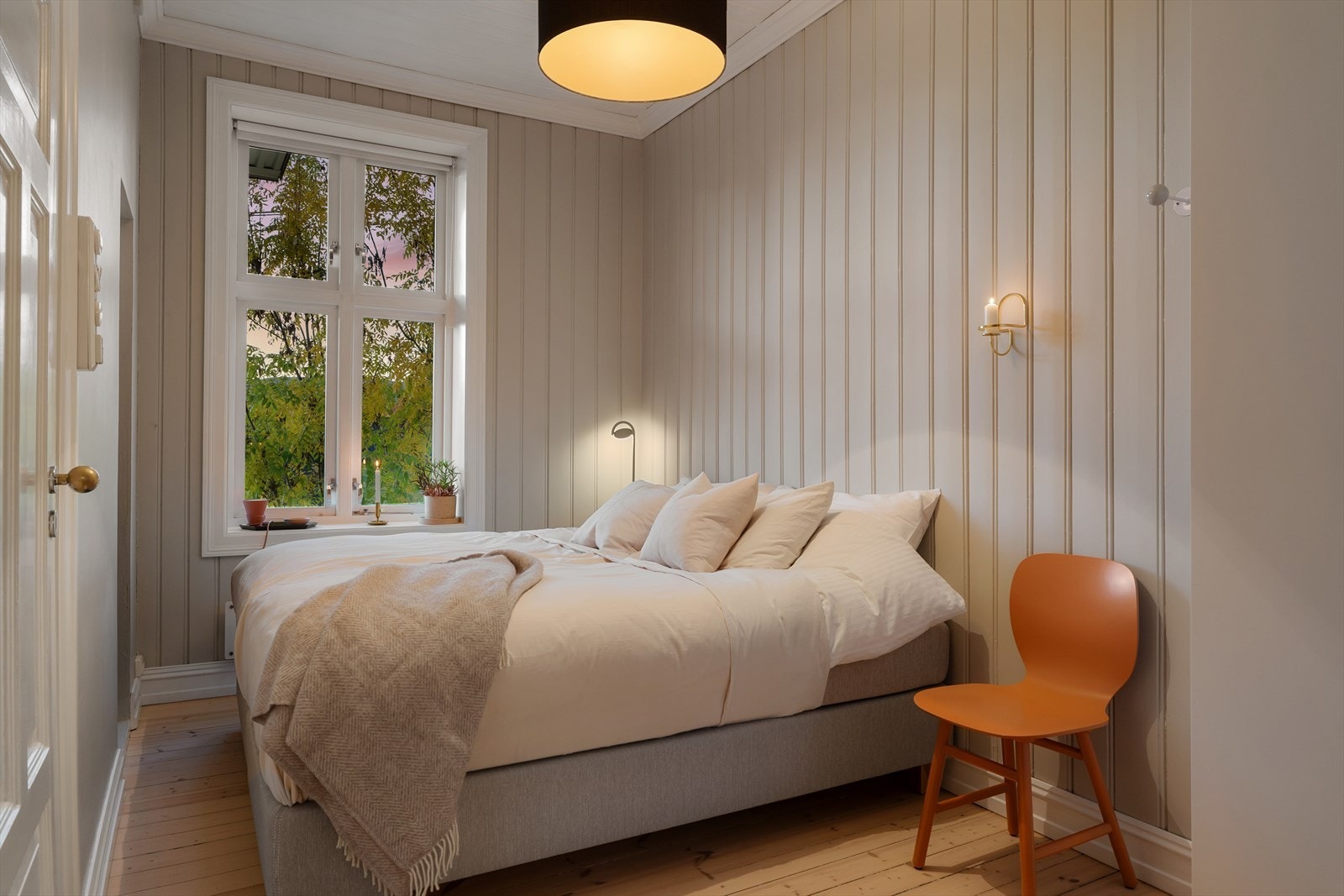 Delikat og romslig soverom som vender inn mot indre gårdsrom. Rommet har gode lysforhold og en behagelig atmosfære. Galleribilde