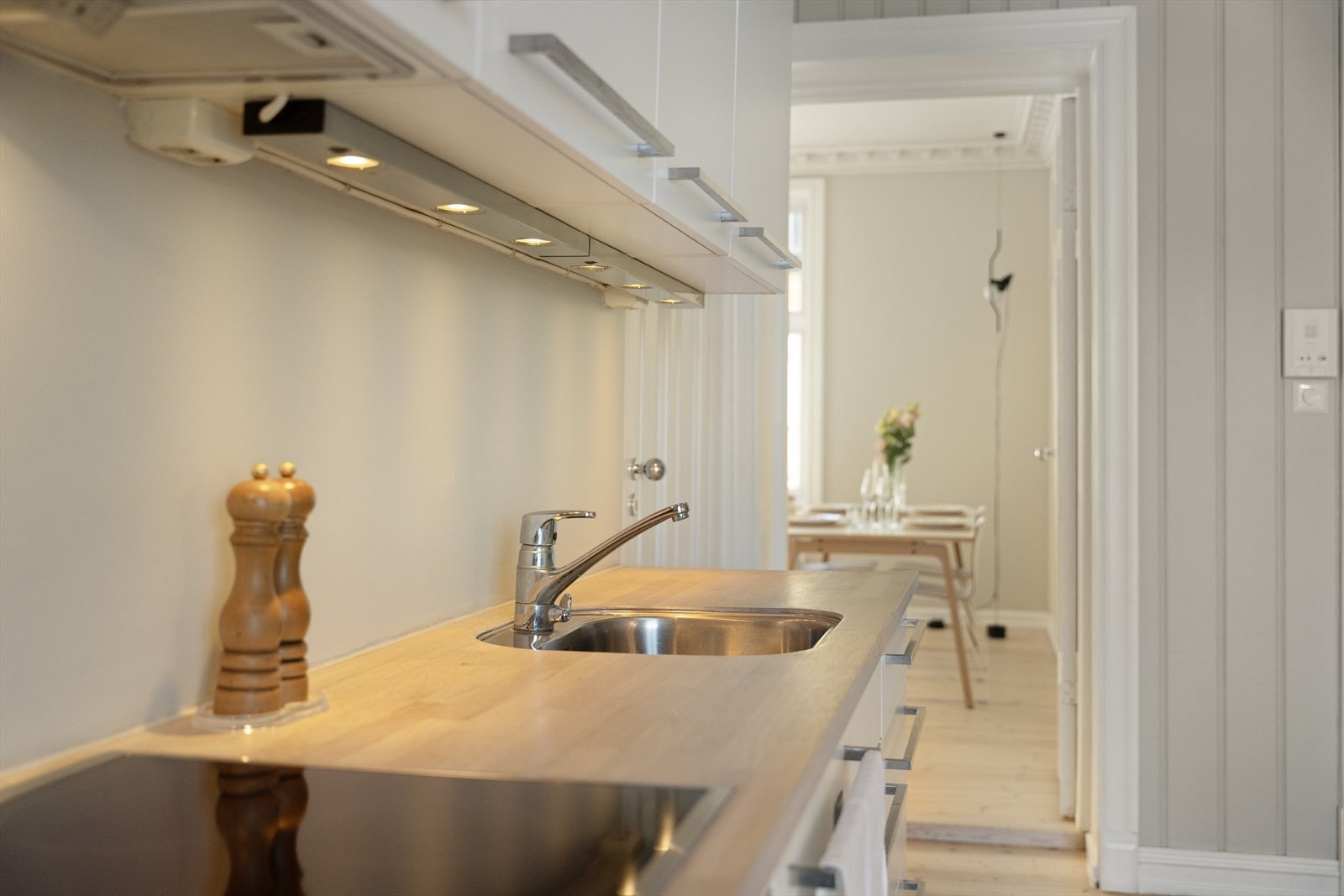 Heltre benkeplate med underlimt kum i rustfritt stål. Kullfilterventilator. Galleribilde