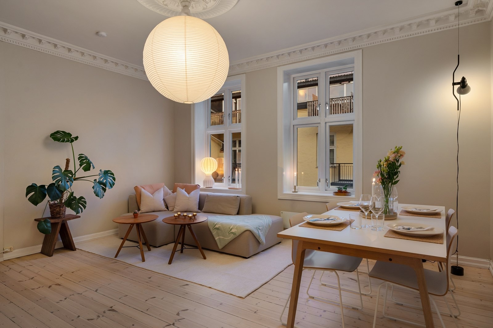 Rommet har gode innredningsmuligheter med både sofaseksjon og spisebord. Galleribilde