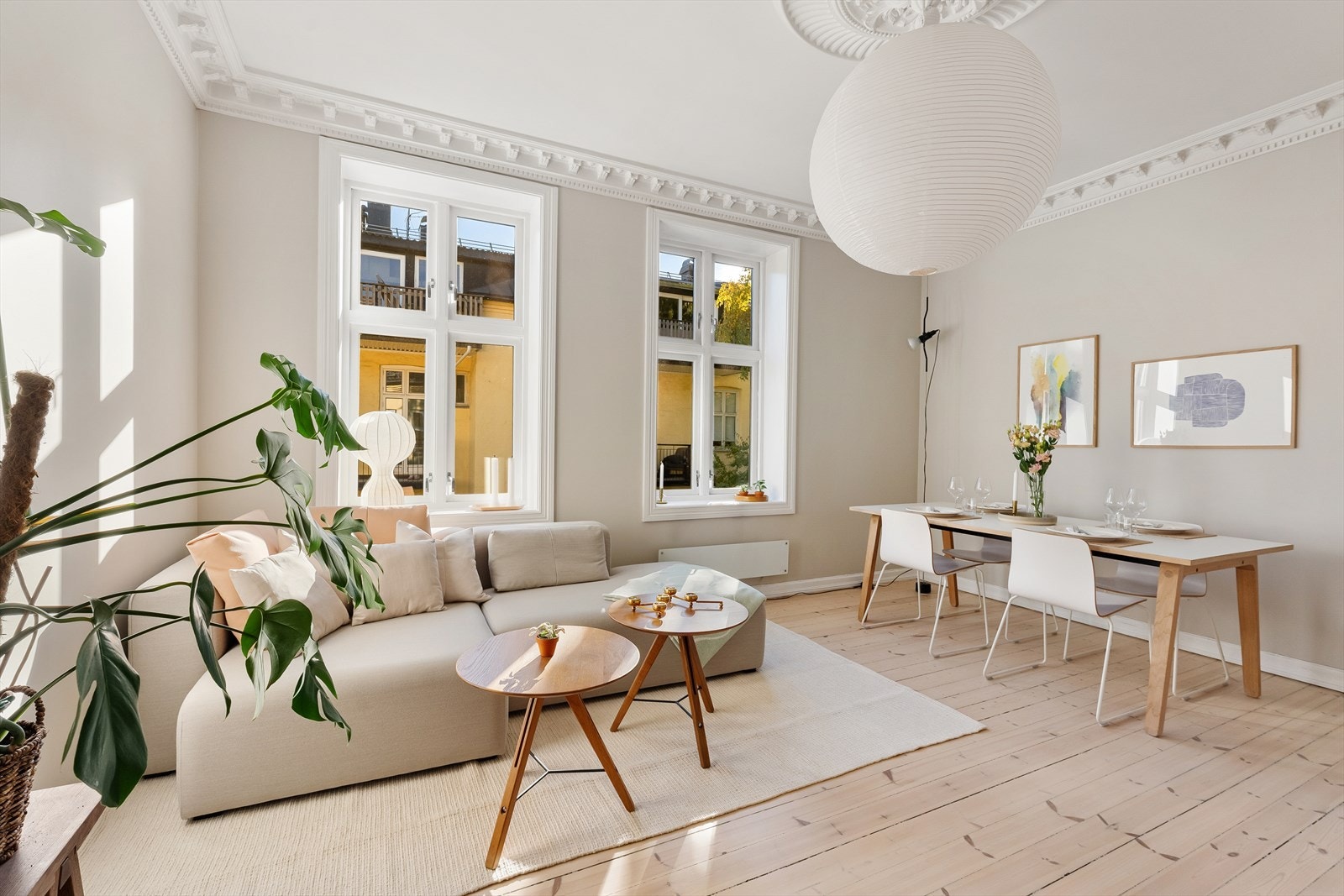 Stuen har originale detaljer med stukkatur og rosett kombinert med en imponerende takhøyde på hele 2,84 kvm. Galleribilde