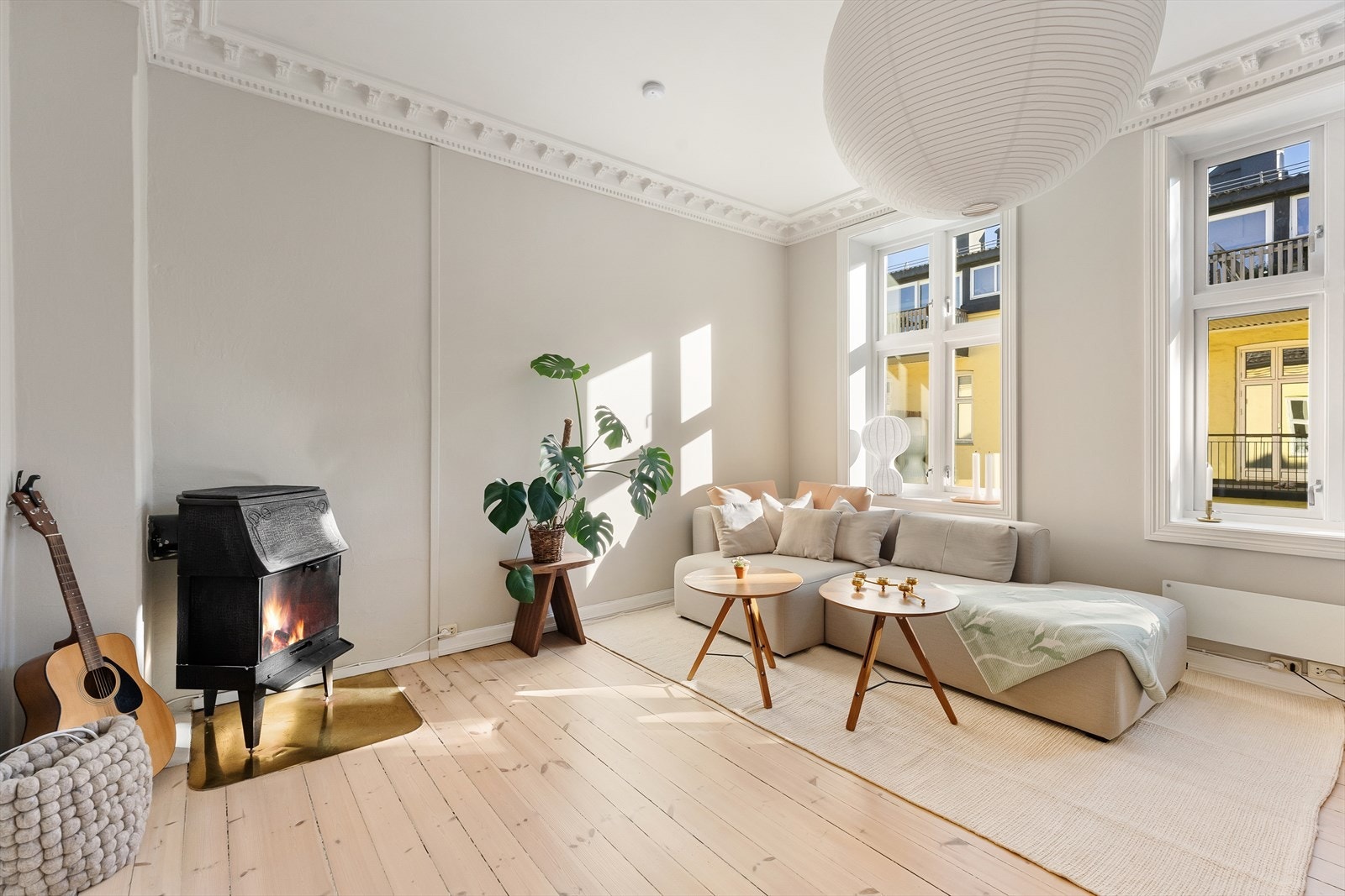 Rommet har rikelig med lysinnslipp gjennom store vindusflater og fremstår svært luftig. Galleribilde