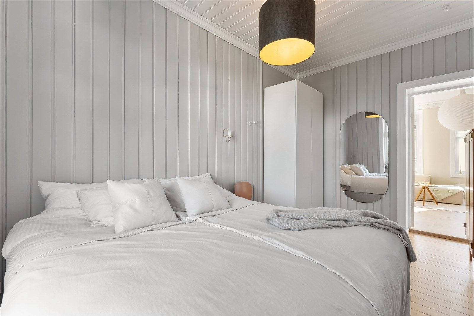 Det er flere møbleringsmuligheter og god plass til både dobbeltseng samt ønsket møblement for oppbevaring på soverommet. Galleribilde