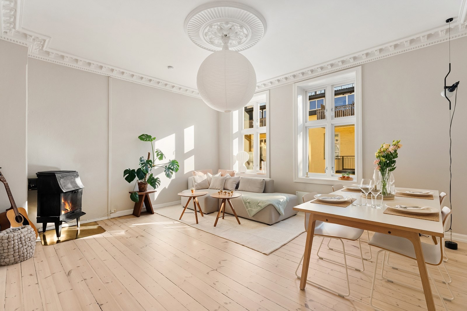 En klassisk og stilren leilighet med svært attraktiv beliggenhet mot indre gårdsrom i et meget populært og veletablert strøk. Galleribilde