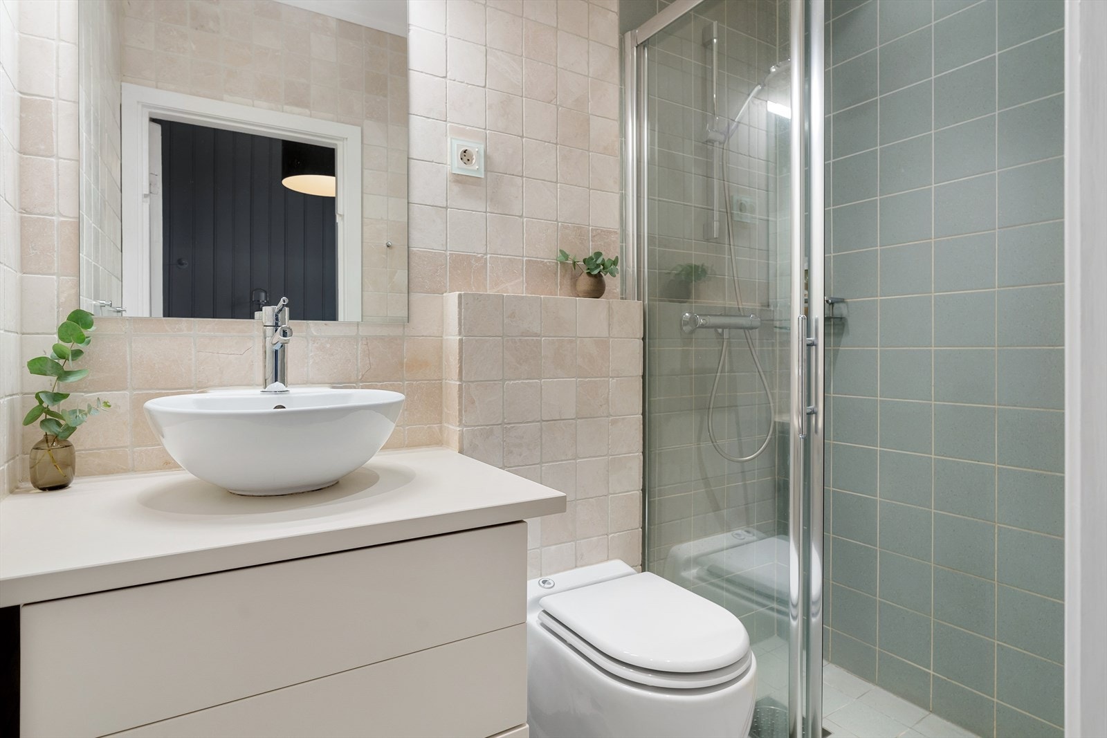 Stilrent og delikat baderom pusset opp i 2011. Galleribilde