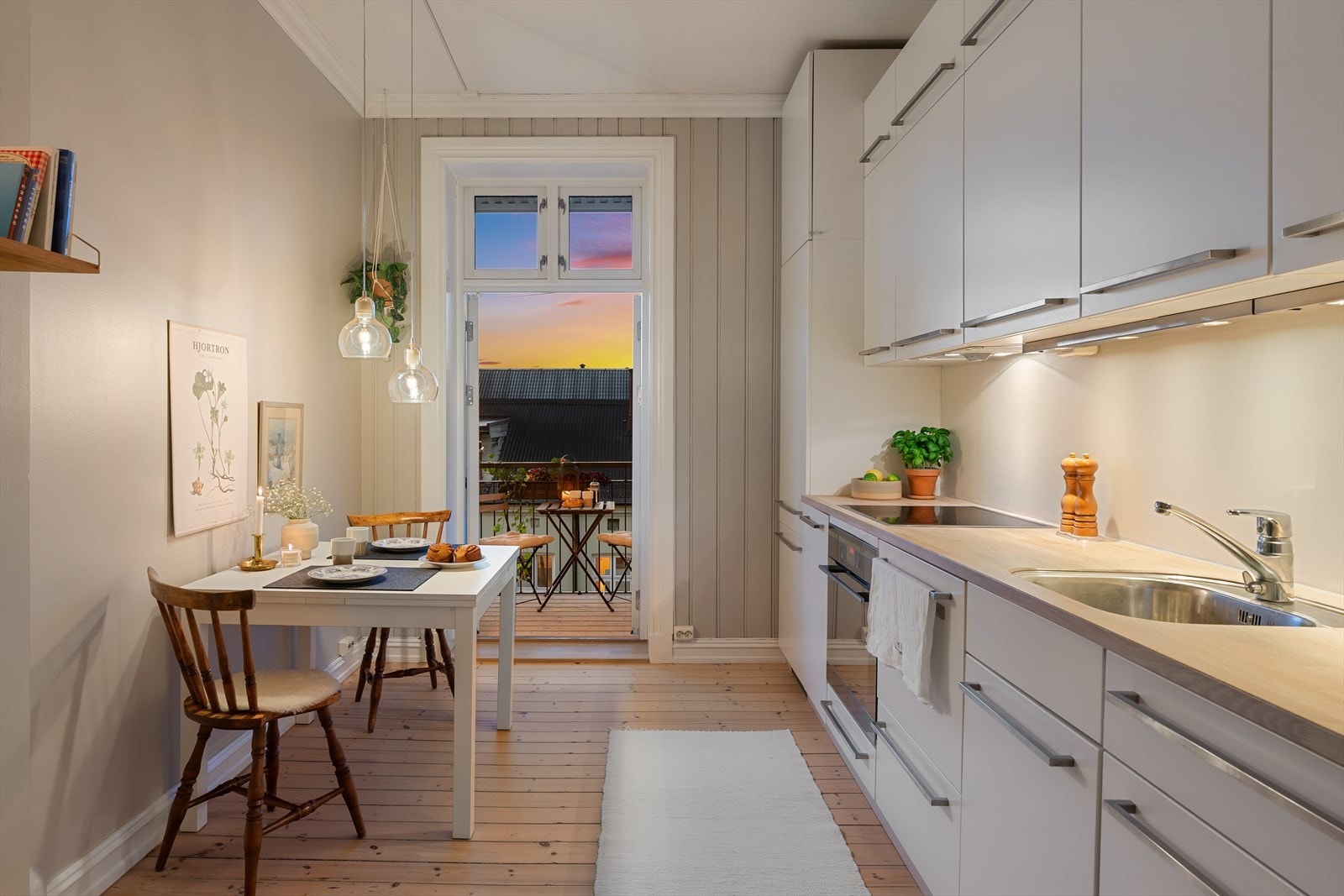 En tofløyet balkongdør tar deg videre til en solrik balkong på ca. 4kvm. Galleribilde