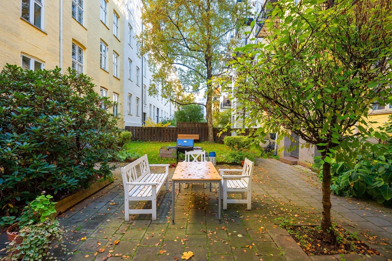 I bakgården finner du også en koselig sittegruppe med grillmuligheter - ideelt for hyggelige sommerkvelder med venner og familie. Galleribilde