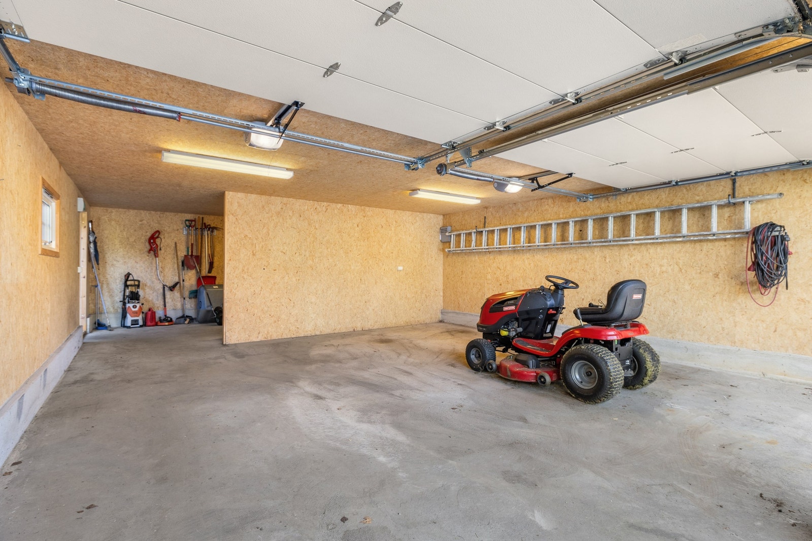 Stor garasje (ombygging 2010-2011 ikke godkjent av kommunen). Galleribilde