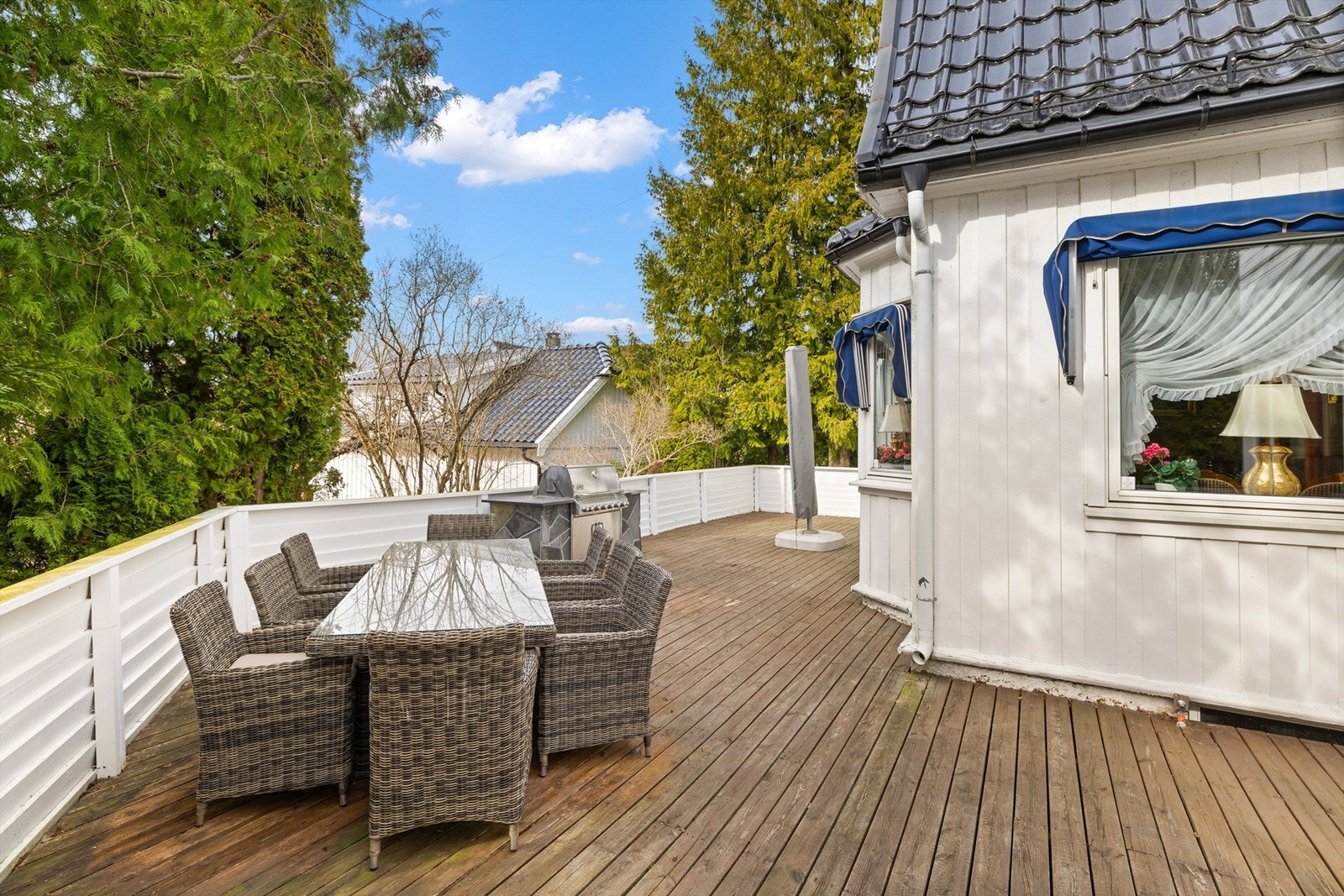 Terrasse med utgang fra sommerstue i 1. etasje. Galleribilde