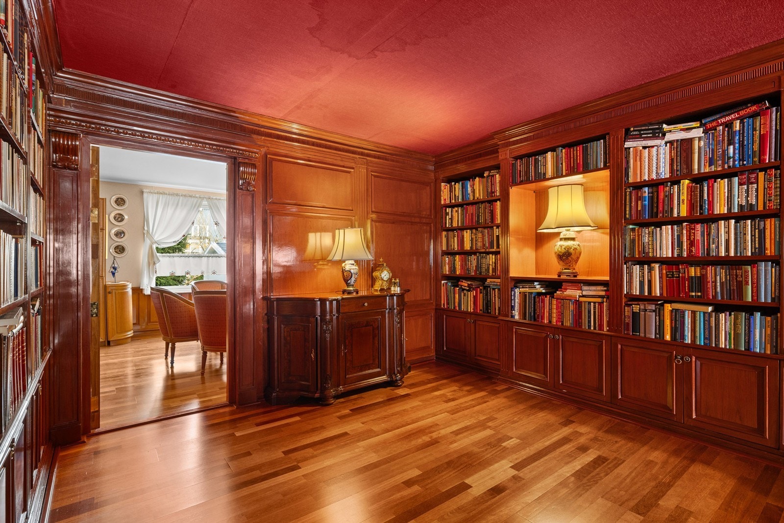 Stue/bibliotek i 1. etasje. Galleribilde