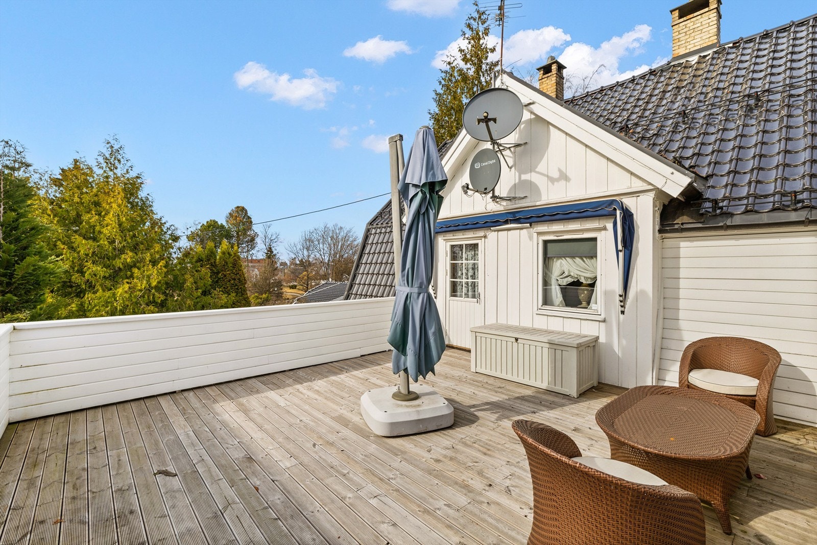 Stor solrik takterrasse med utgang fra soverom i 2. etasje. Galleribilde