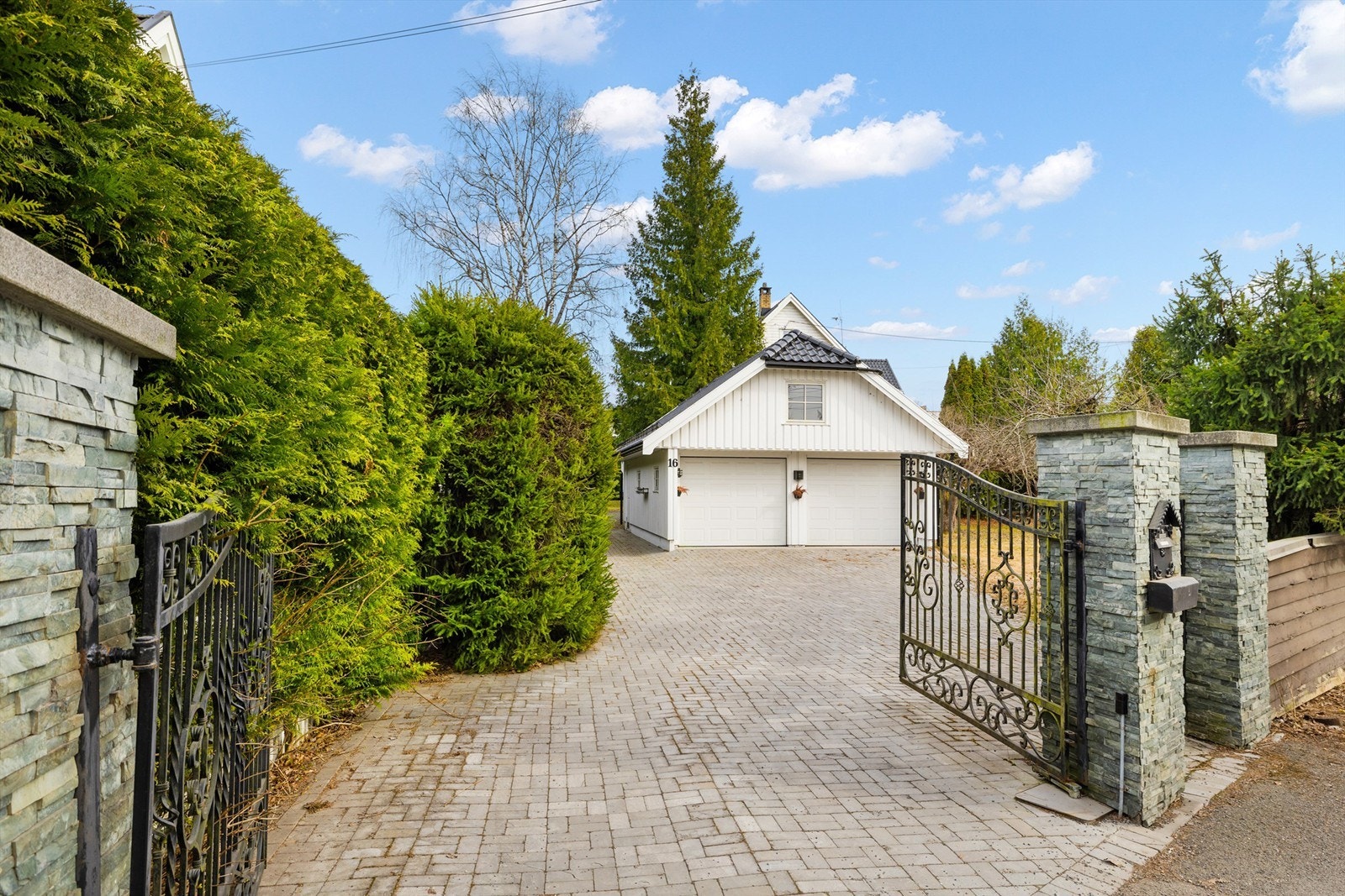Stensatt innkjøring og gårdsplass. Galleribilde