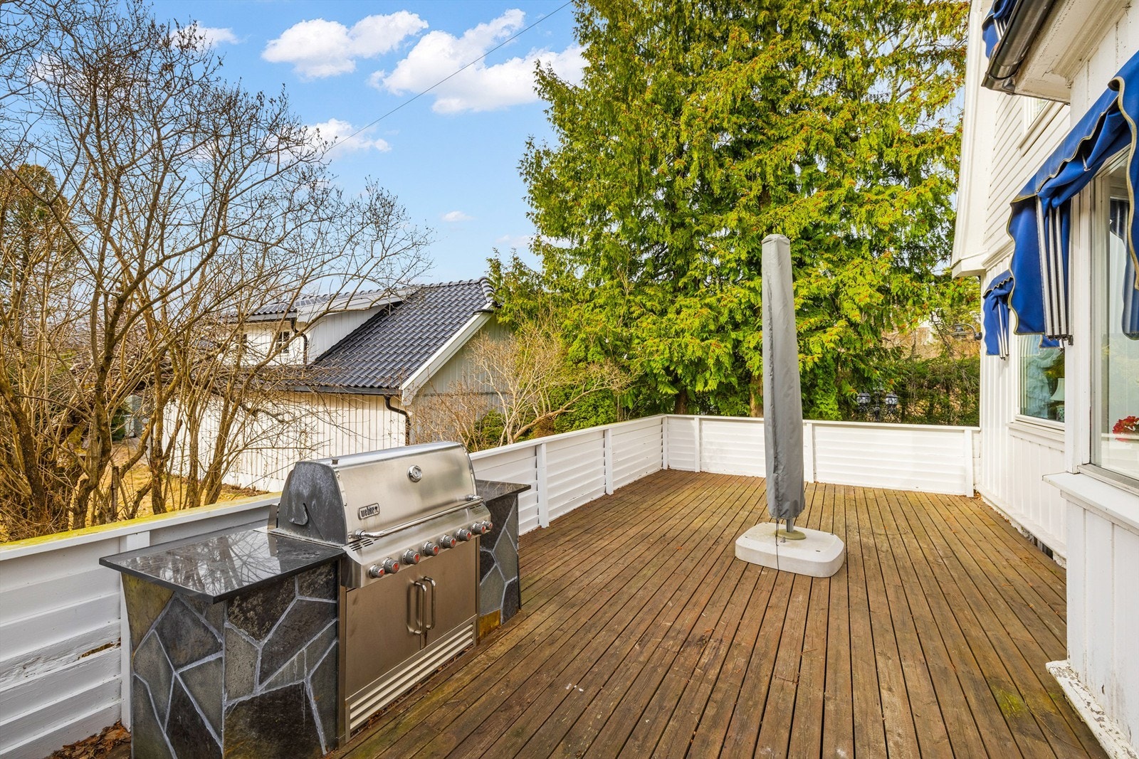 Terrasse med utgang fra sommerstue i 1. etasje. Galleribilde